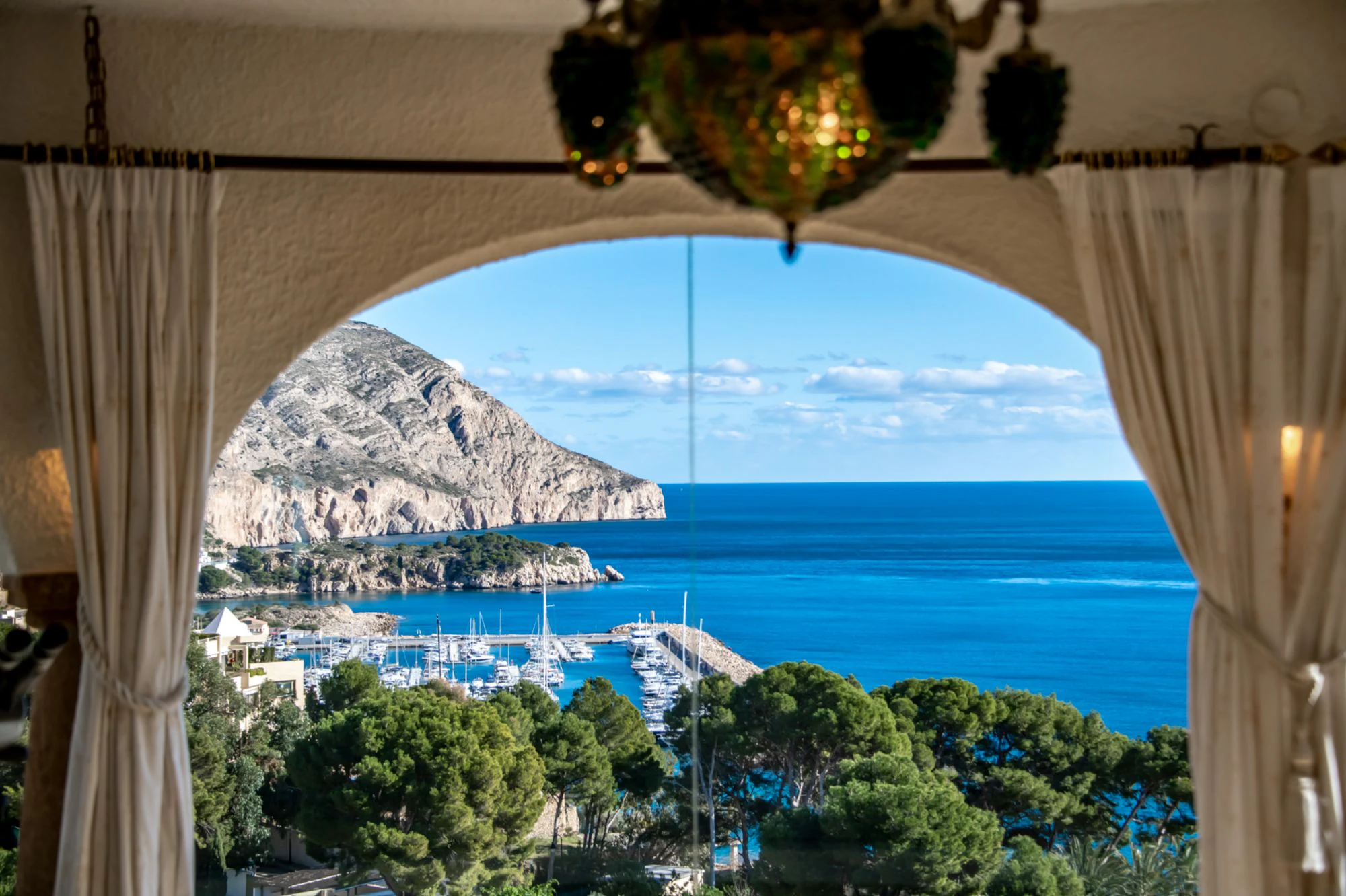 ELEGANCKA WILLA W STYLU HISZPAŃSKIM NA SPRZEDAŻ W ALTEA Z PANORAMICZNYM WIDOKIEM NA MORZE I APARTAMENTEM DLA GOŚCI W MASCARAT
