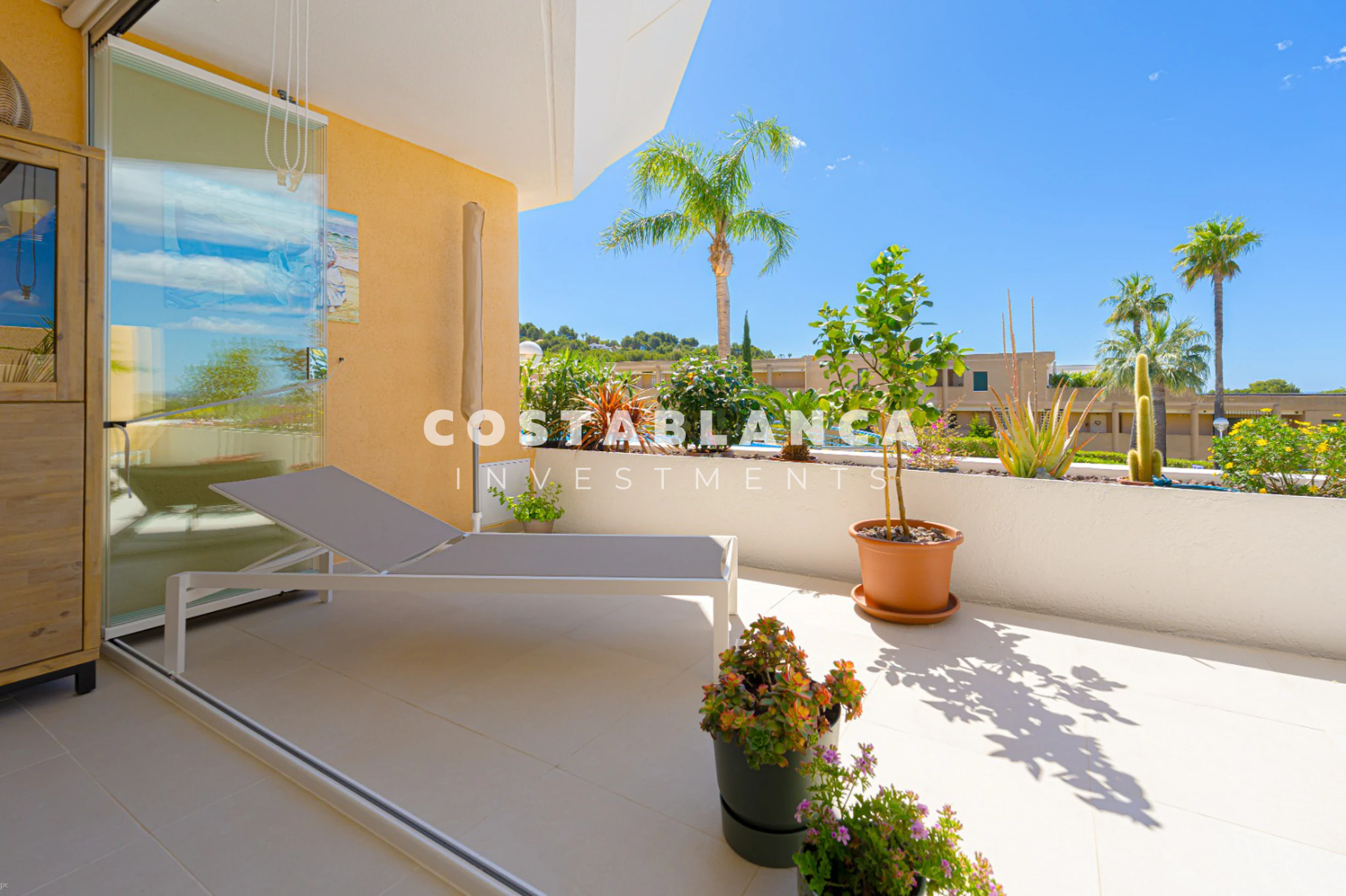 Amplio Apartamento Esquinero con Vistas al Mar y a la Montaña en Venta en Altea La Nova