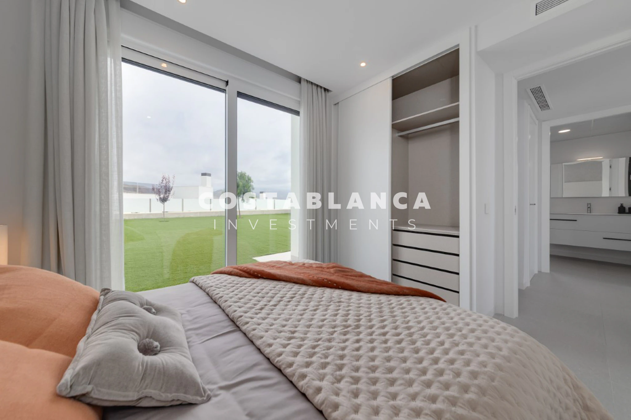 Modern Mediterranean Villa with Solarium and Open Sea Views for sale in Alicante
