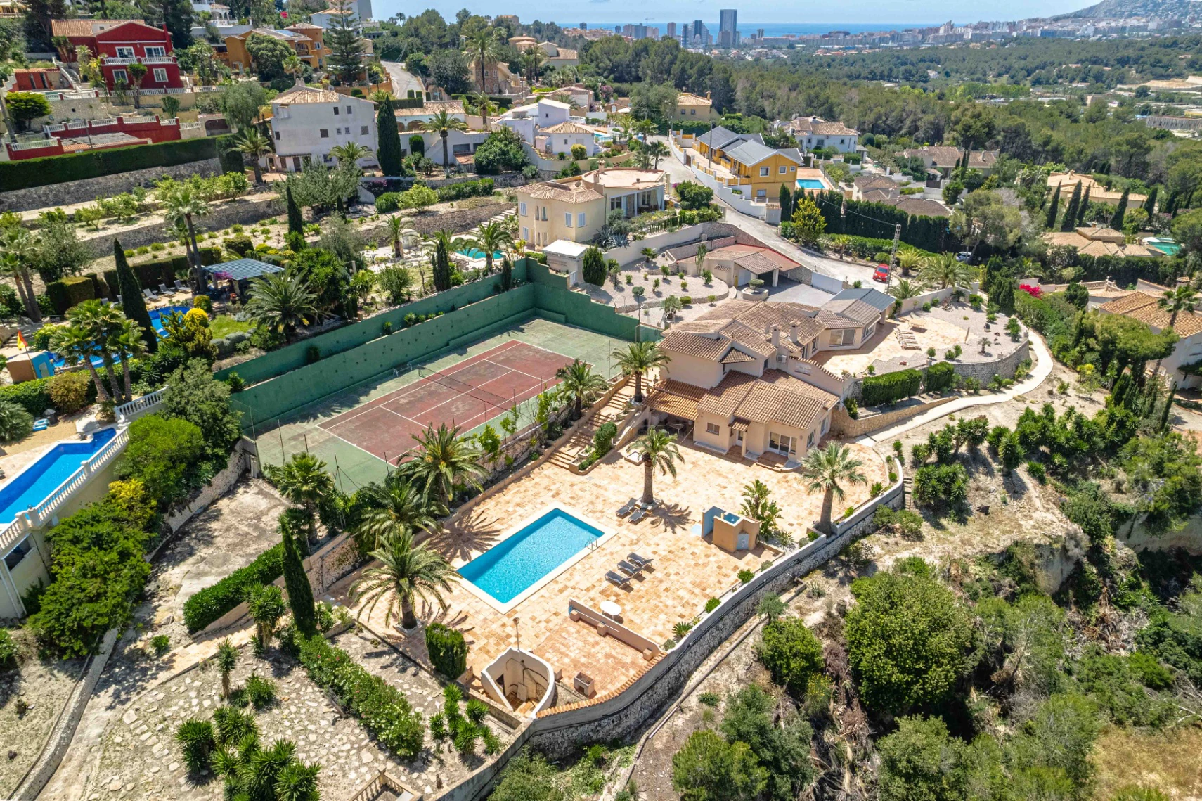 Willa na sprzedaż w Calpe na działce prawie 6 000 m² z kortem tenisowym