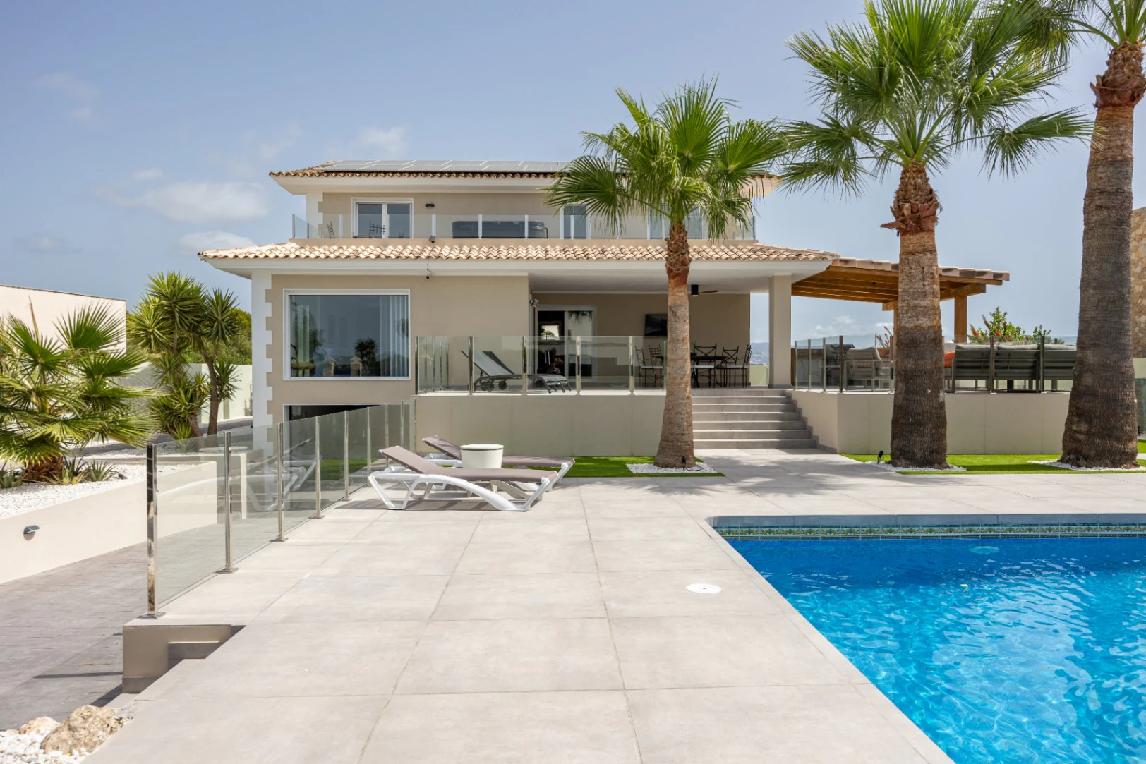 Moderne mediterrane Villa mit Pool, Garten und überdachtem Parkplatz zu verkaufen in Alfaz del Pi