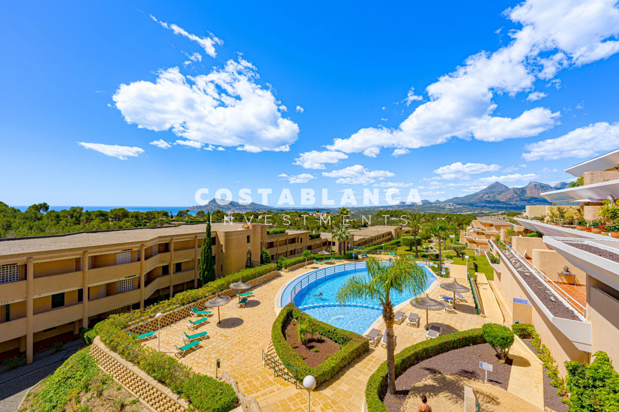 Amplio Apartamento Esquinero con Vistas al Mar y a la Montaña en Venta en Altea La Nova