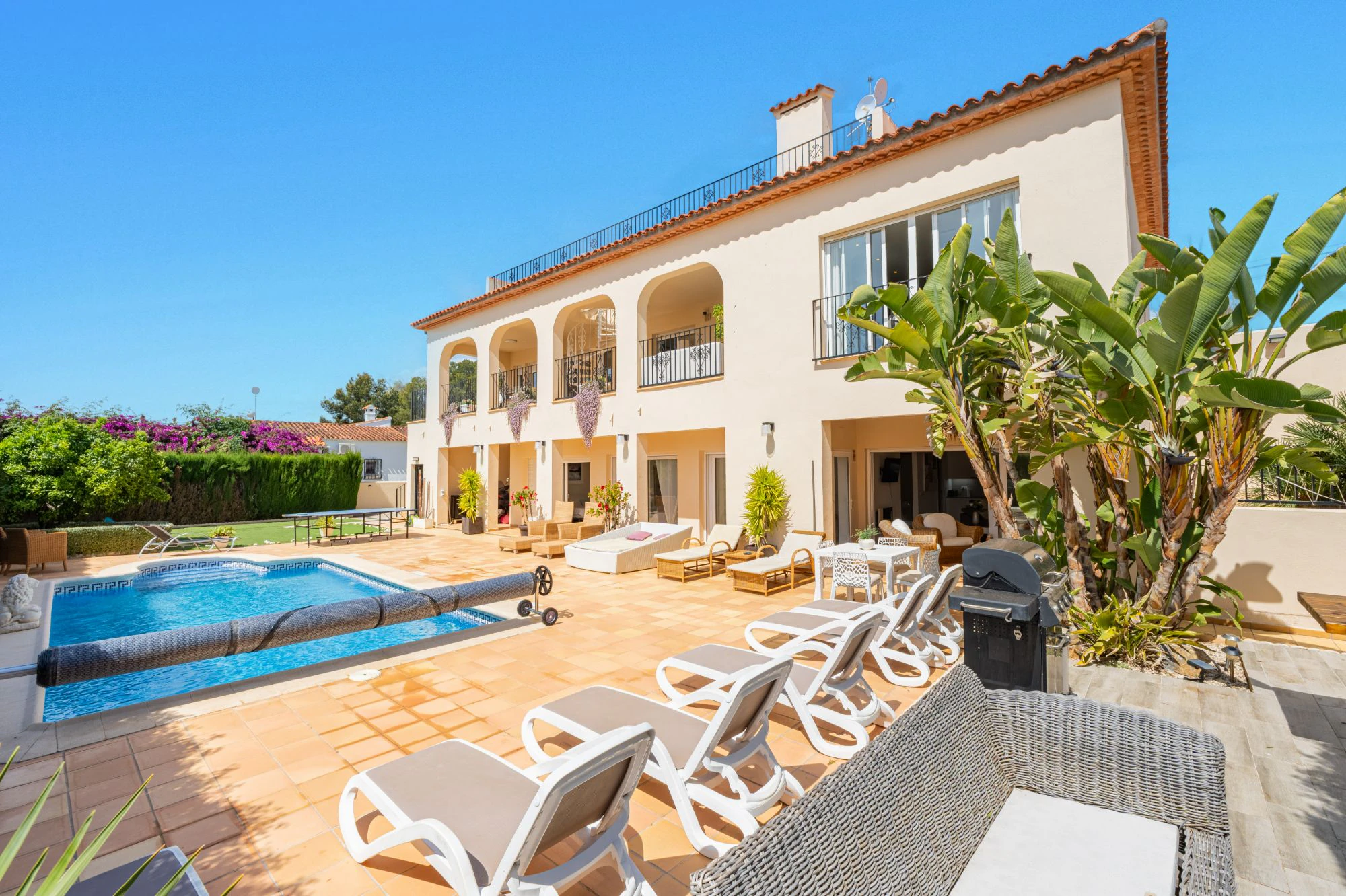 Villa Méditerranéenne Moderne à Vendre à Alfaz Del Pi avec Vue Panoramique sur la Mer et les Montagnes