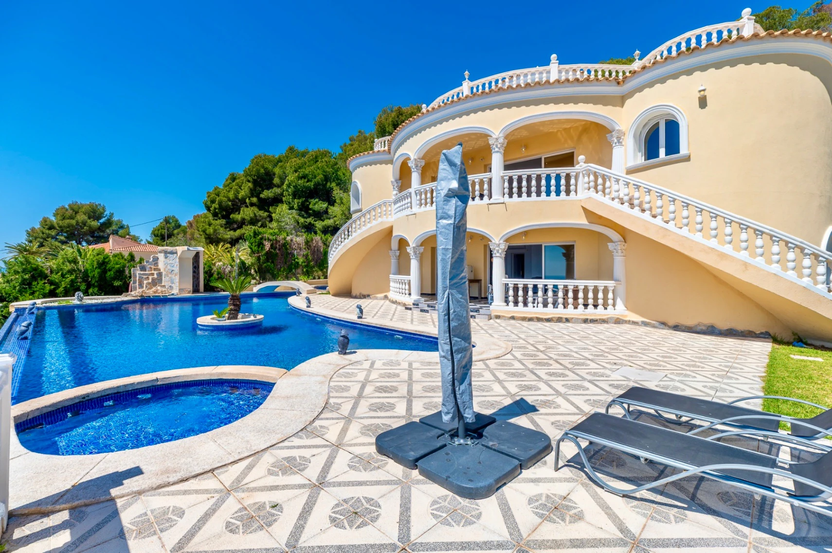 STUNNING MEDITERRANEAN VILLA FOR SALE IN CALPE WITH PANORAMIC SEA AND MOUNTAIN VIEWS