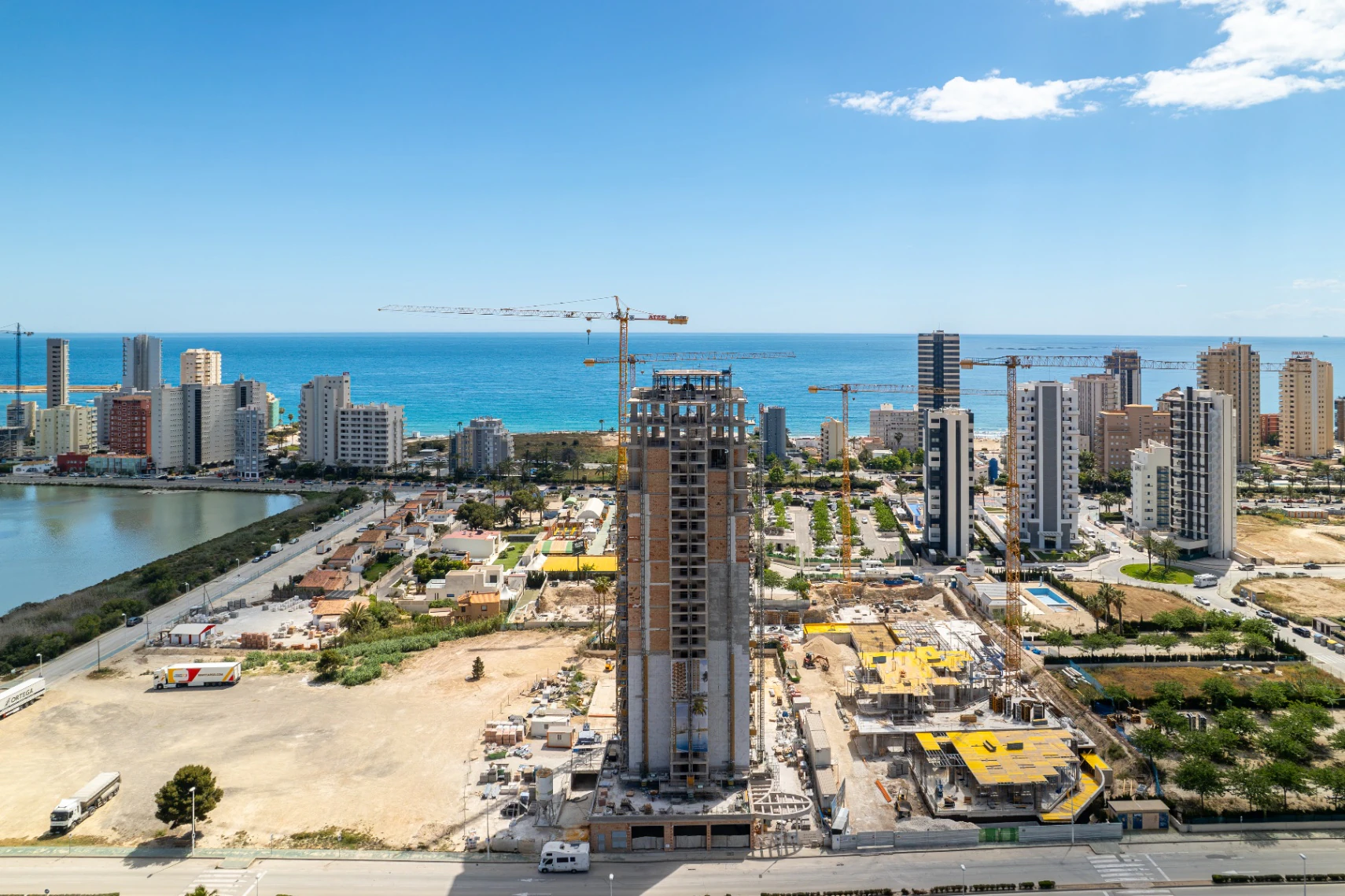 Nowy budynek Nowoczesny apartament na sprzedaż w Calpe z widokiem na morze i góry