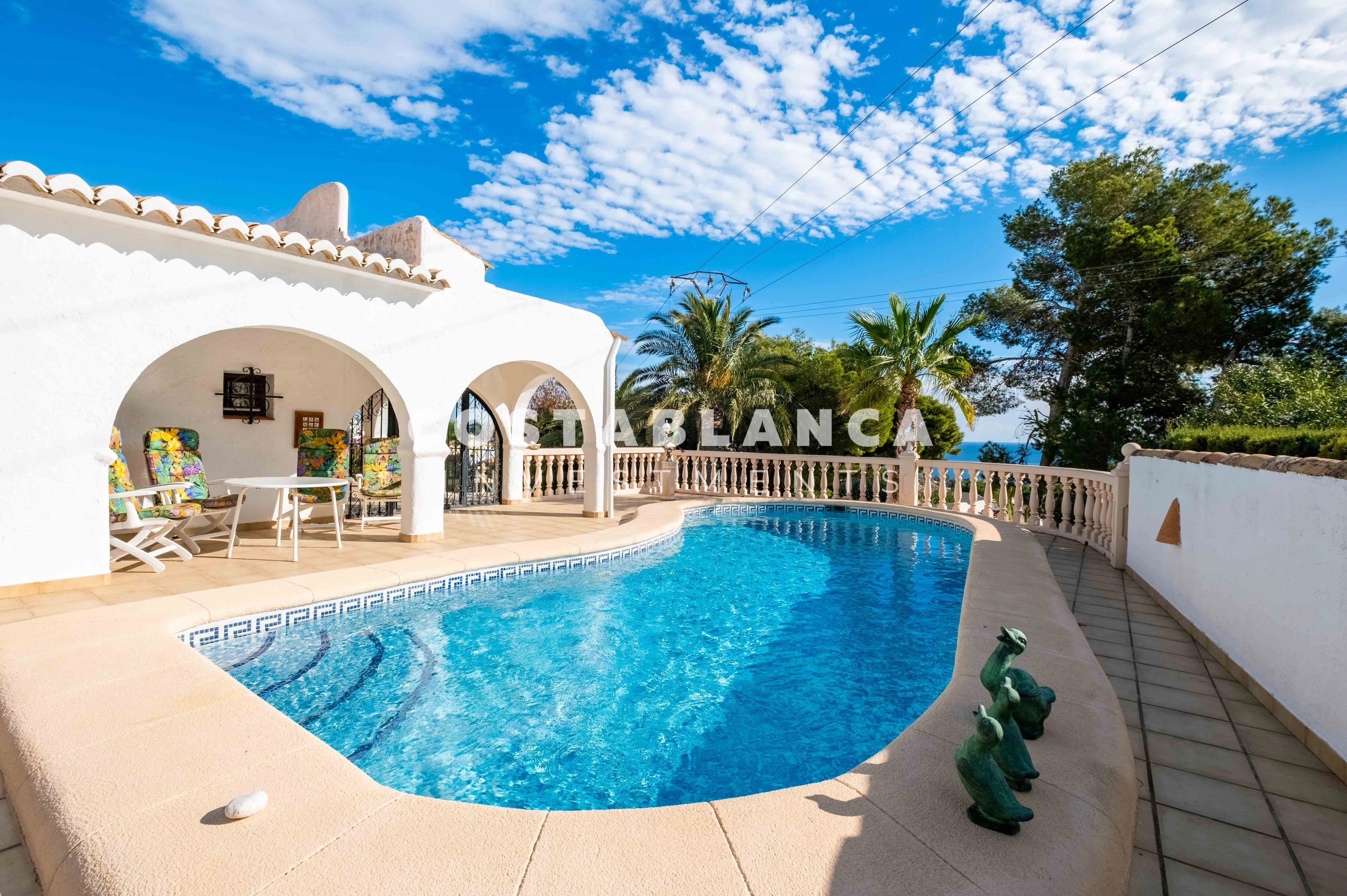 Ruime villa met gastenappartement, uitzicht op zee te koop in Calpe