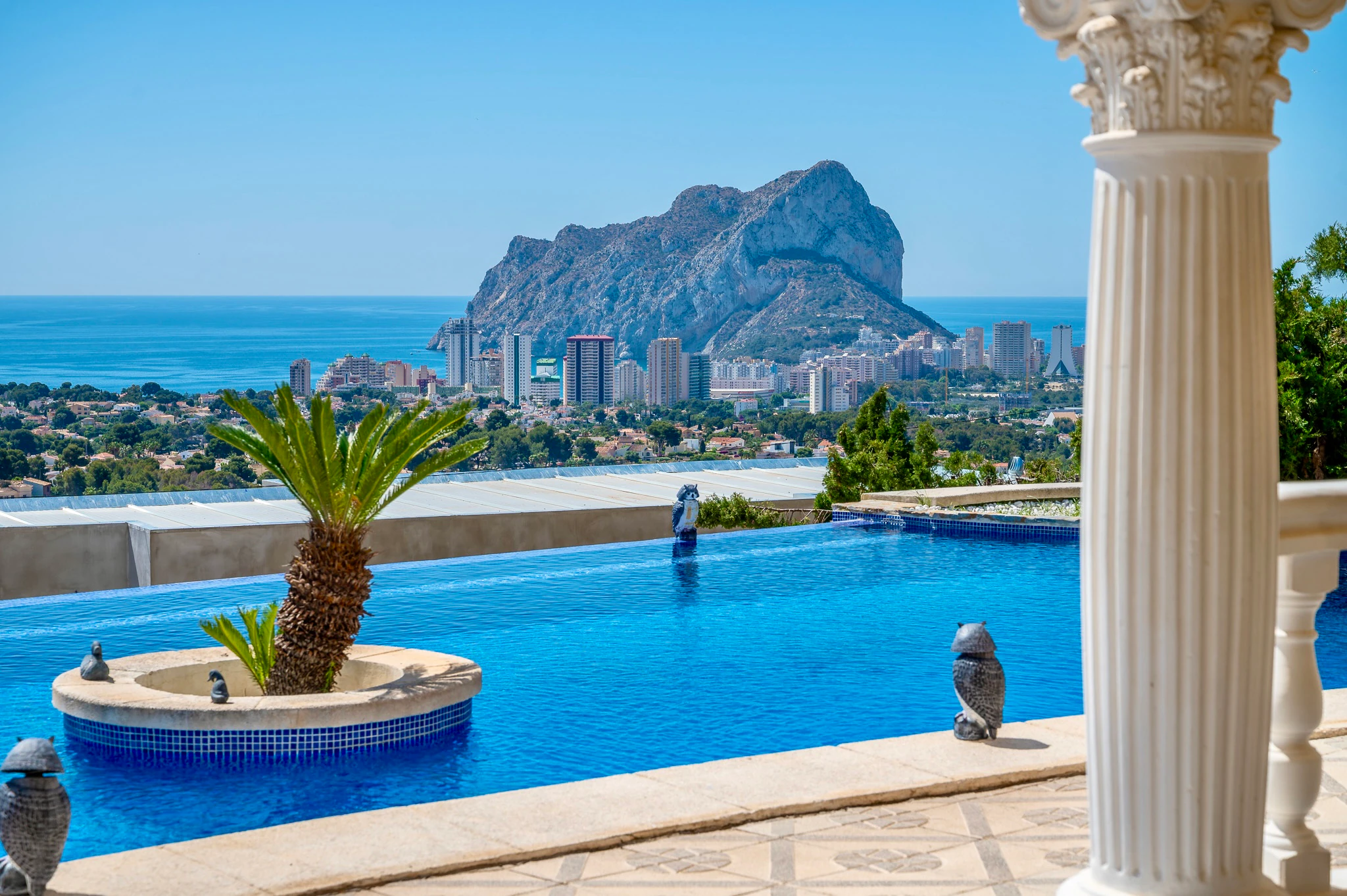 STUNNING MEDITERRANEAN VILLA FOR SALE IN CALPE WITH PANORAMIC SEA AND MOUNTAIN VIEWS