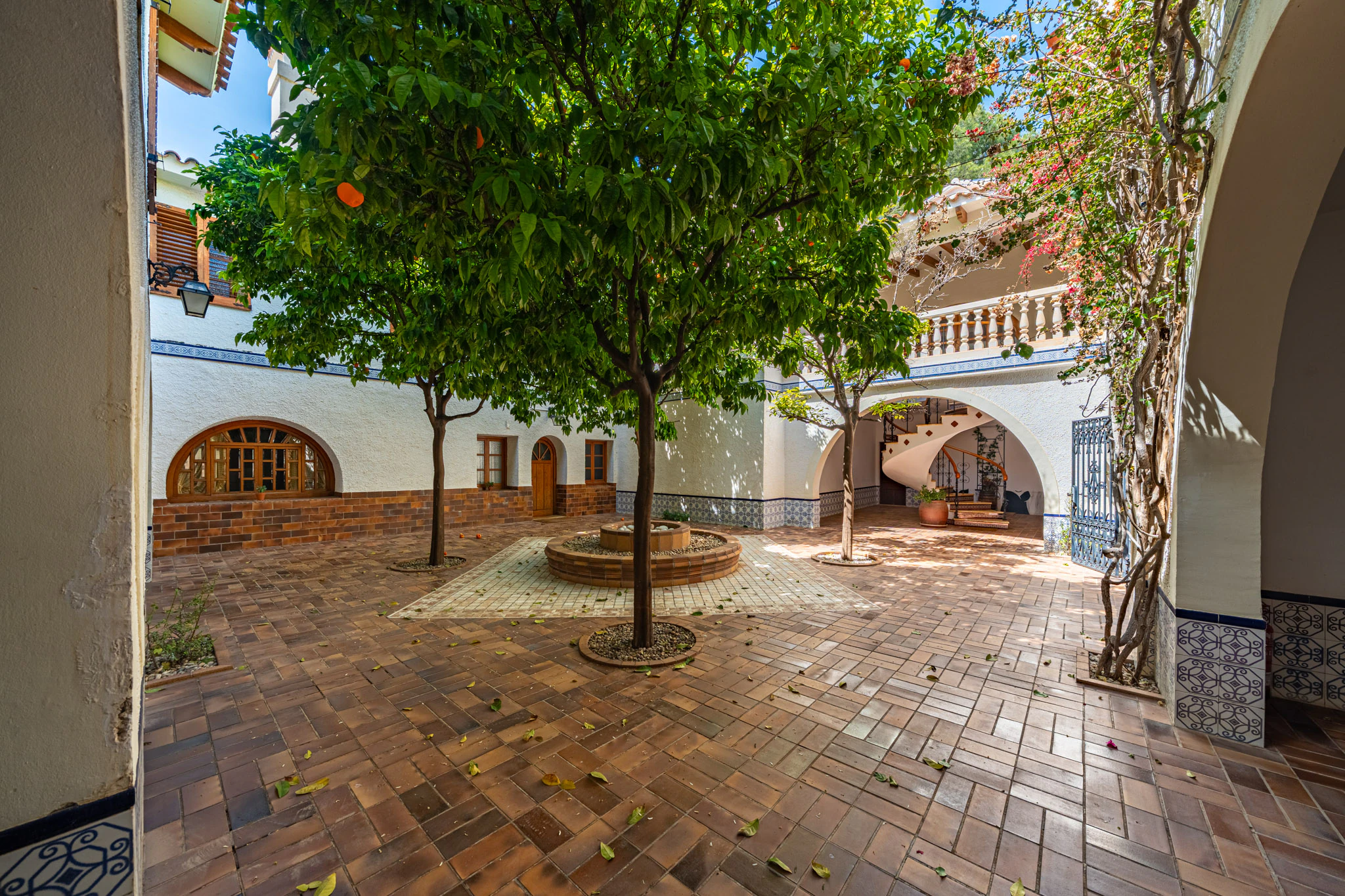 Exclusive Mediterranean Estate with Vineyards and Lakes for sale in Novelda