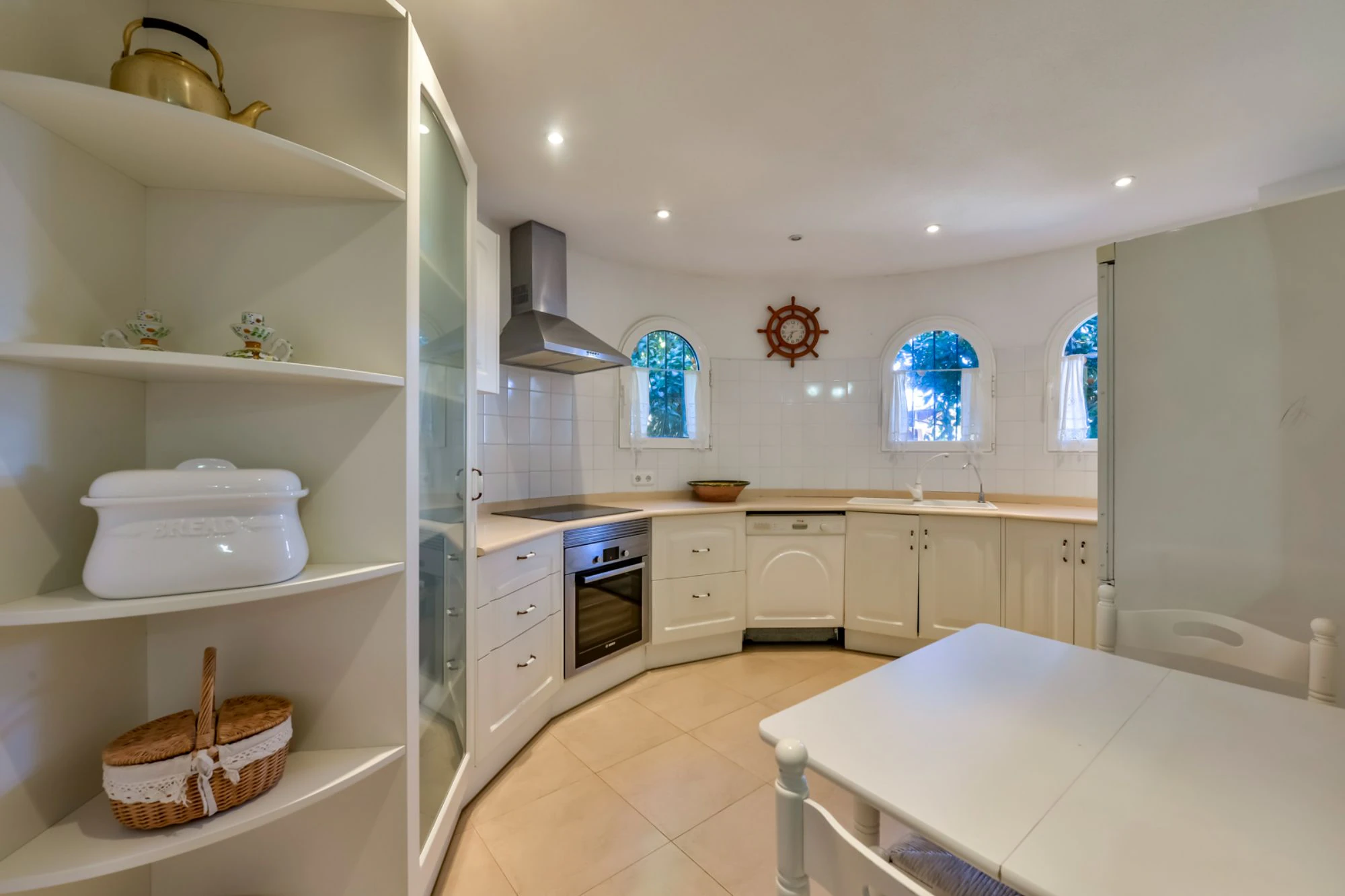 ELEGANCKA WILLA W STYLU HISZPAŃSKIM NA SPRZEDAŻ W ALTEA Z PANORAMICZNYM WIDOKIEM NA MORZE I APARTAMENTEM DLA GOŚCI W MASCARAT