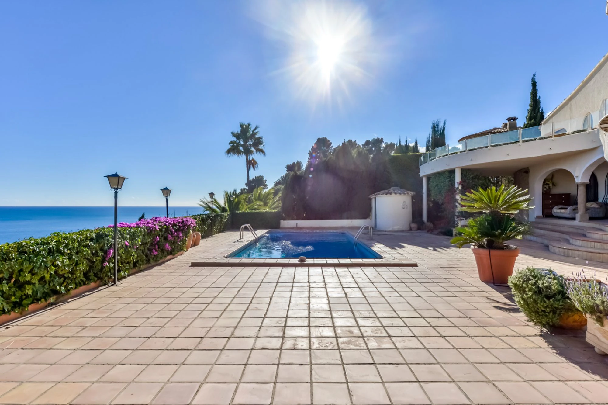ELEGANCKA WILLA W STYLU HISZPAŃSKIM NA SPRZEDAŻ W ALTEA Z PANORAMICZNYM WIDOKIEM NA MORZE I APARTAMENTEM DLA GOŚCI W MASCARAT