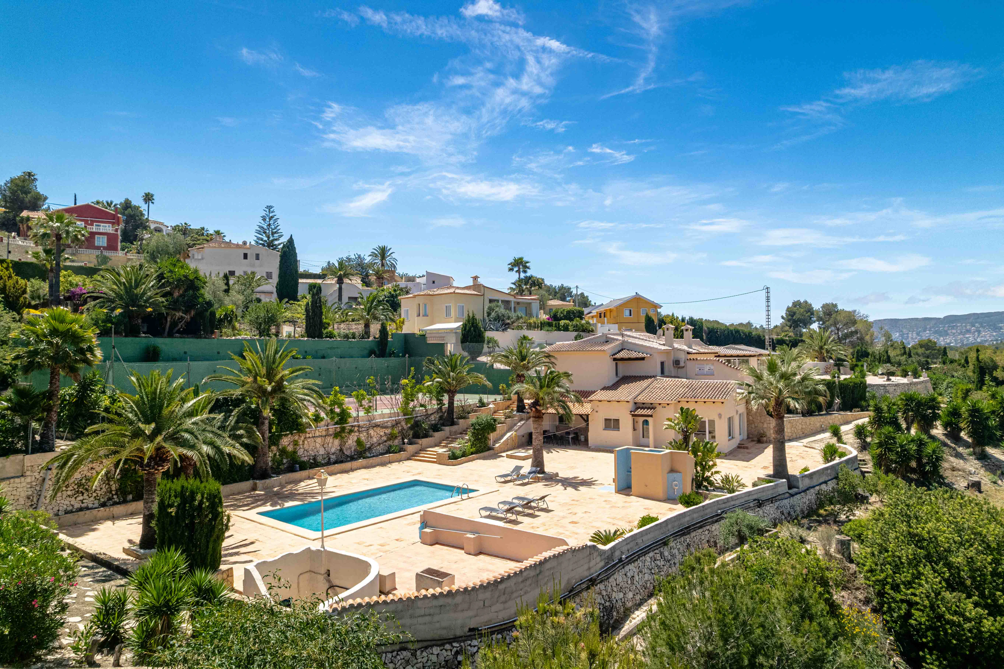 Villa en venta en Calpe en casi 6,000 m² de parcela con pista de tenis