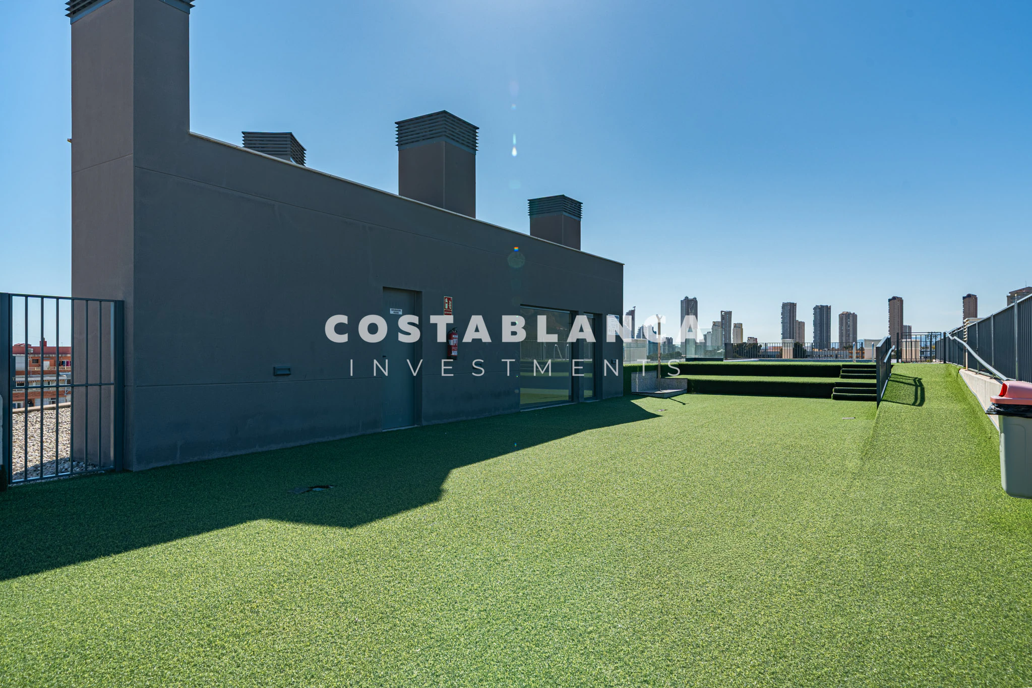 Moderne Wohnung zu verkaufen in Benidorm Poniente mit Pool und hoher Mietrendite.