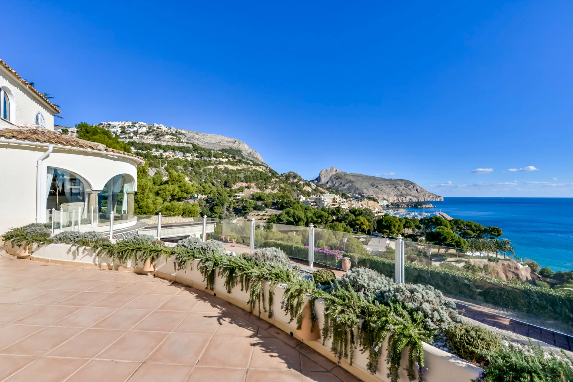 ELEGANCKA WILLA W STYLU HISZPAŃSKIM NA SPRZEDAŻ W ALTEA Z PANORAMICZNYM WIDOKIEM NA MORZE I APARTAMENTEM DLA GOŚCI W MASCARAT