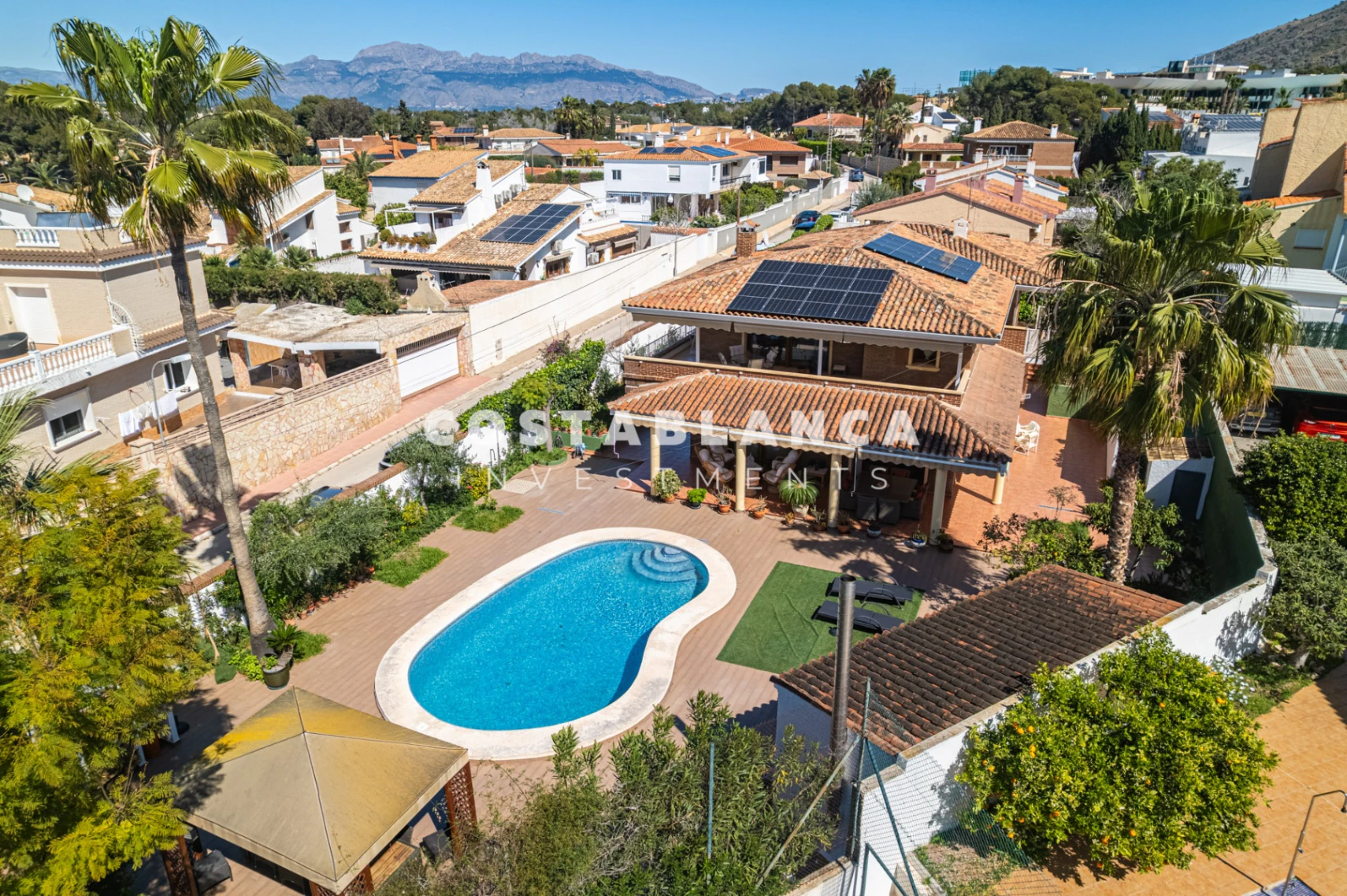 Luxuriöse mediterrane Villa zum Verkauf in Benidorm mit Garten, Terrassen und Privatsphäre