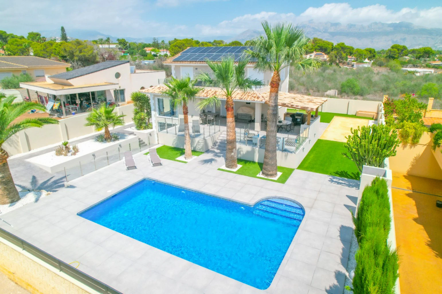 Moderne mediterrane Villa mit Pool, Garten und überdachtem Parkplatz zu verkaufen in Alfaz del Pi