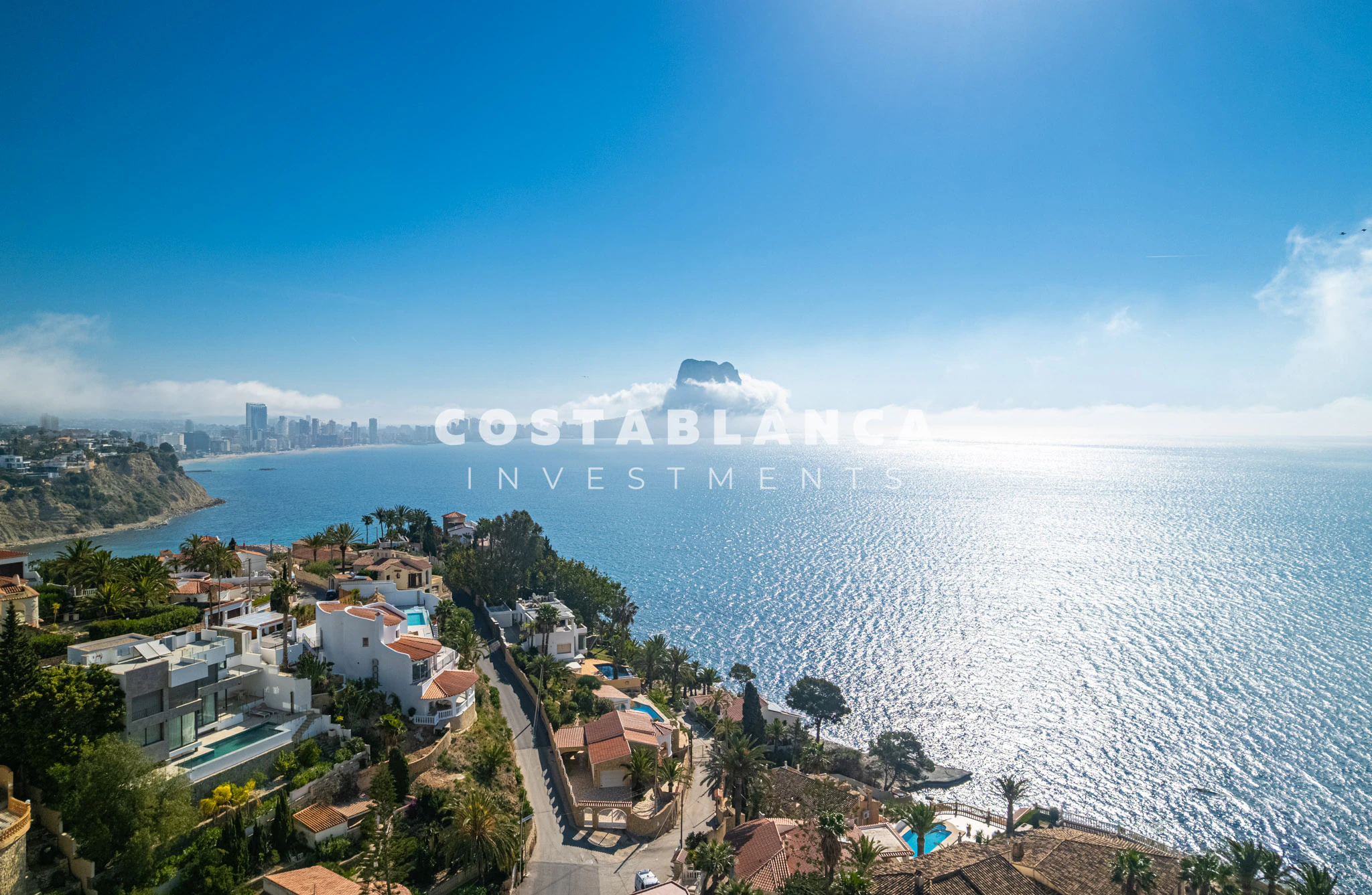Villa Mediterránea con Vistas Icónicas al Peñón de Ifach y Piscina Privada en venta en Calpe.