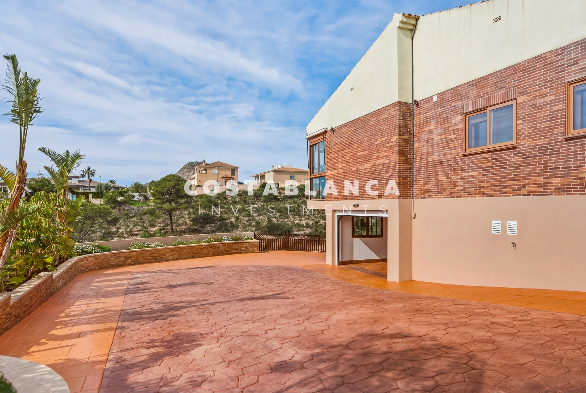 Premium Villa with 5 Bedrooms, Pool and Sea Views for sale in La Nucia