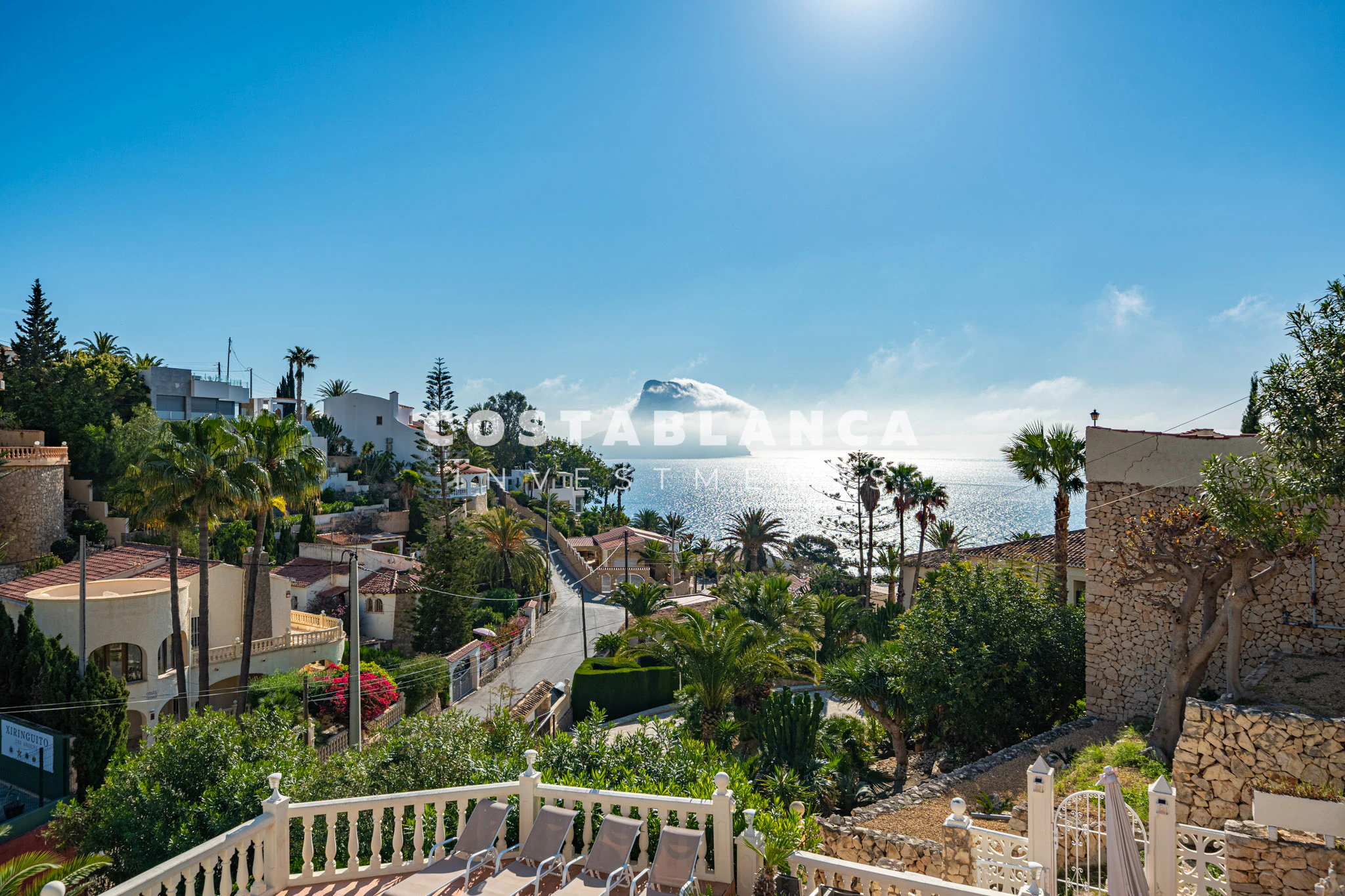 Villa Mediterránea con Vistas Icónicas al Peñón de Ifach y Piscina Privada en venta en Calpe.