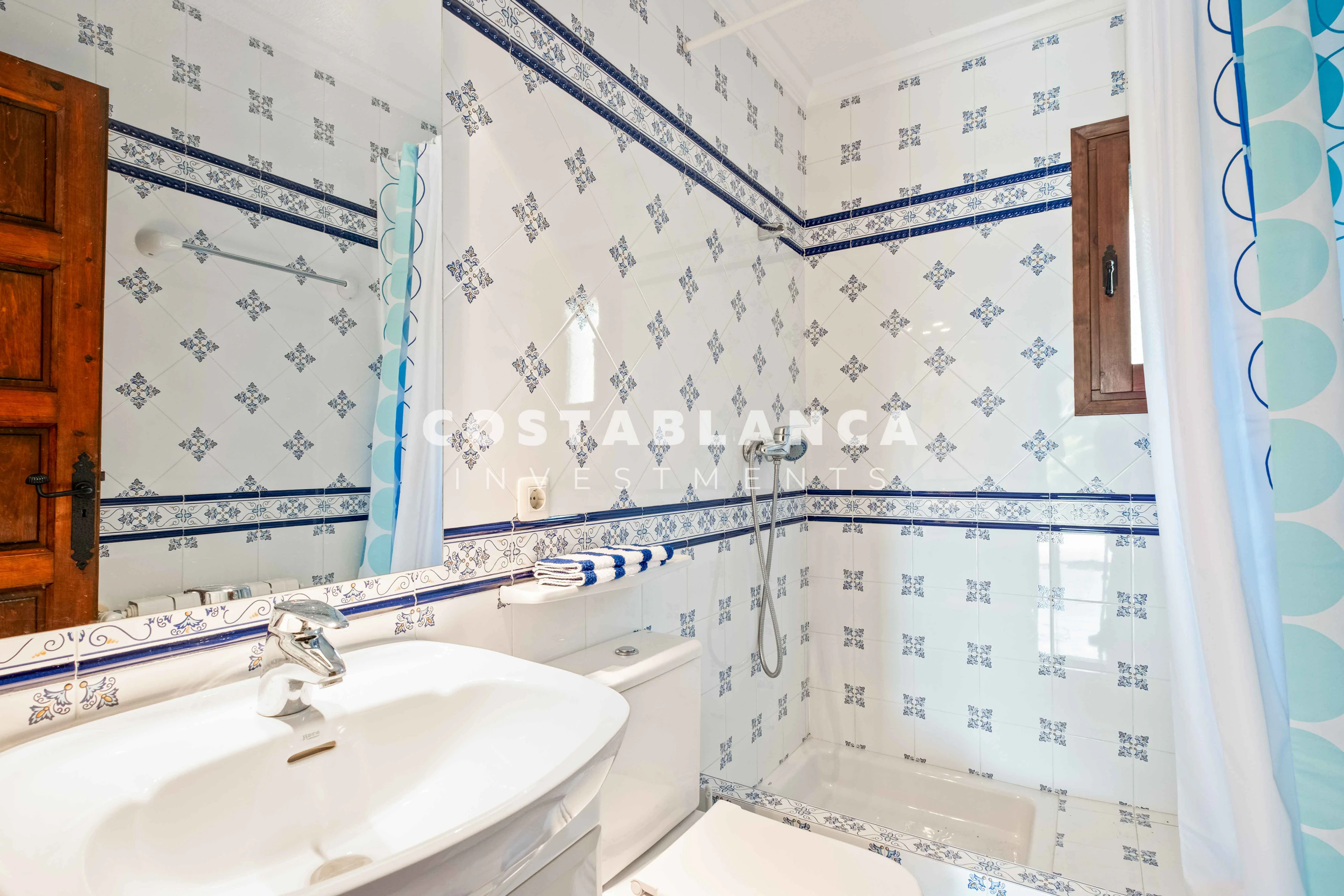 Ruime villa met gastenappartement, uitzicht op zee te koop in Calpe