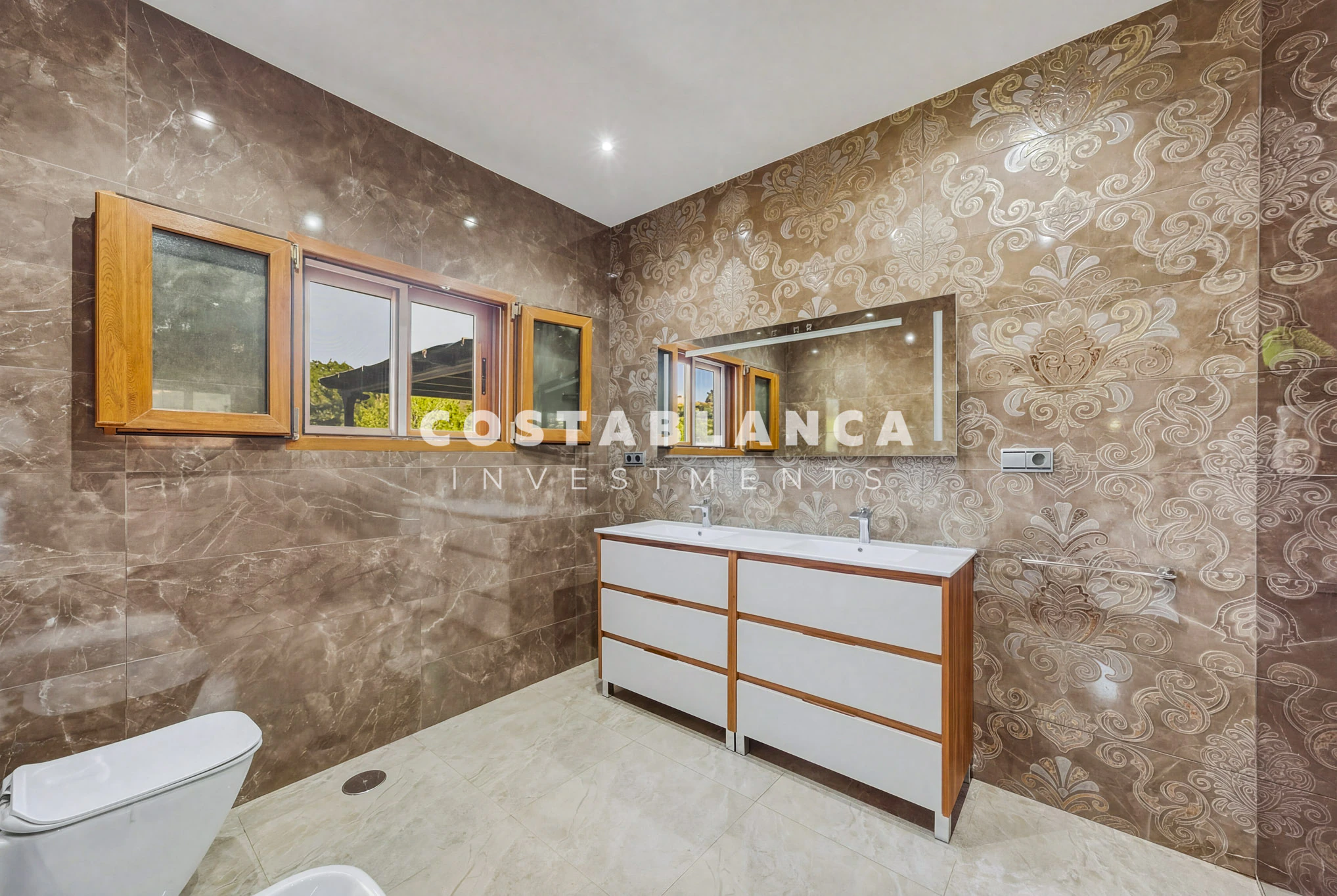 Premium Villa with 5 Bedrooms, Pool and Sea Views for sale in La Nucia