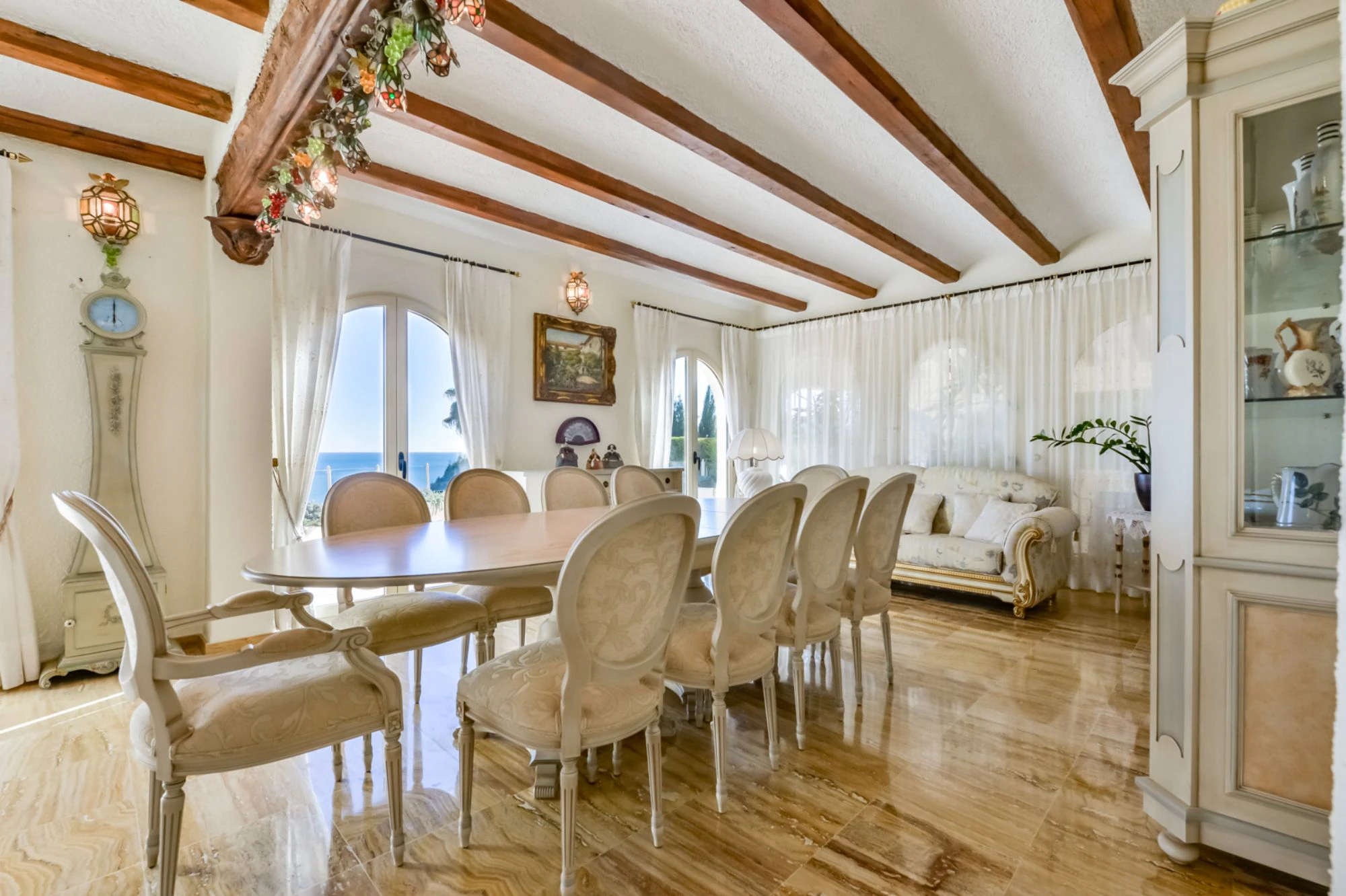 ELEGANCKA WILLA W STYLU HISZPAŃSKIM NA SPRZEDAŻ W ALTEA Z PANORAMICZNYM WIDOKIEM NA MORZE I APARTAMENTEM DLA GOŚCI W MASCARAT