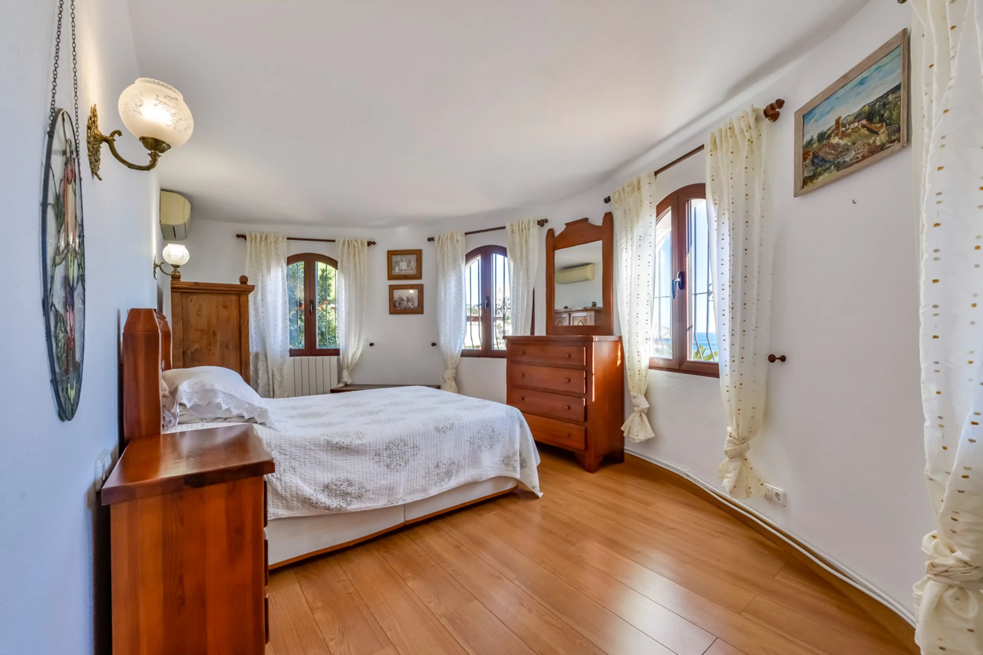 ELEGANCKA WILLA W STYLU HISZPAŃSKIM NA SPRZEDAŻ W ALTEA Z PANORAMICZNYM WIDOKIEM NA MORZE I APARTAMENTEM DLA GOŚCI W MASCARAT
