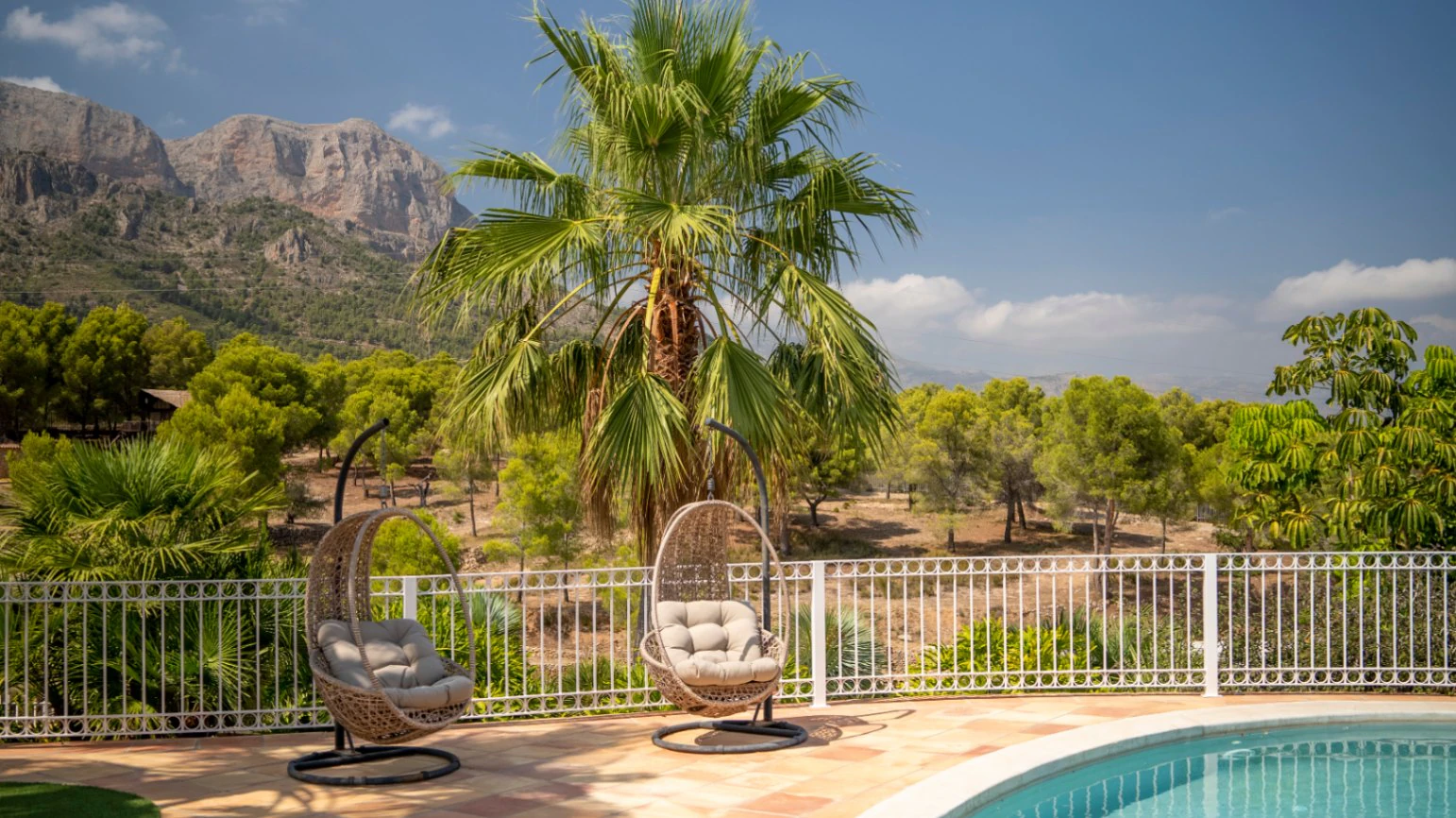 Luxury Villa with Plot 32000m2 for Sale in la Nucia