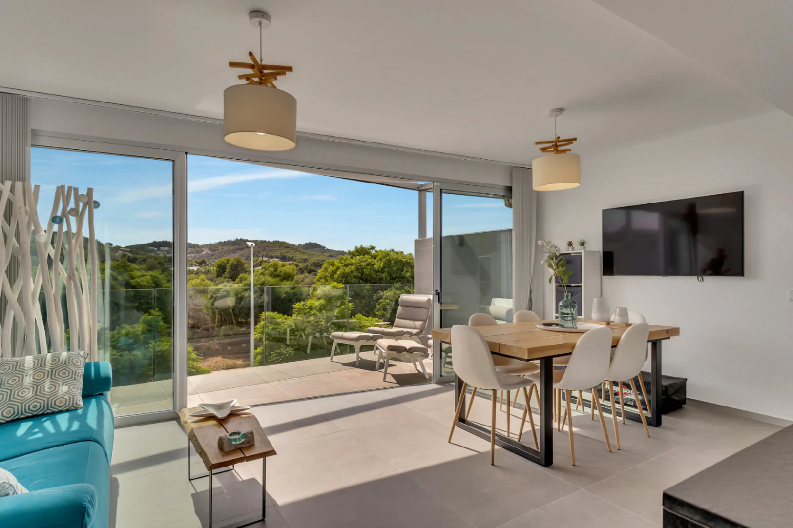 SCP117LBLV - Modern 3-bedroom apartment with a large terrace.