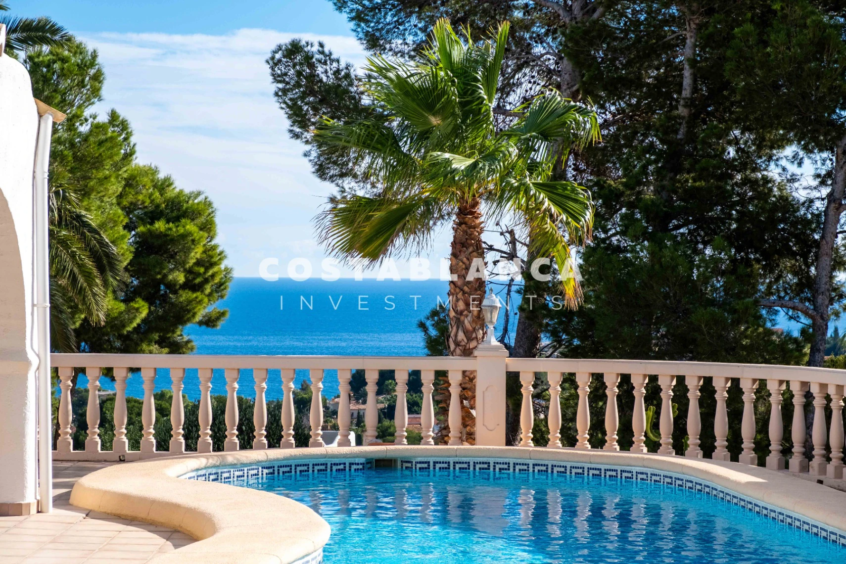 Ruime villa met gastenappartement, uitzicht op zee te koop in Calpe