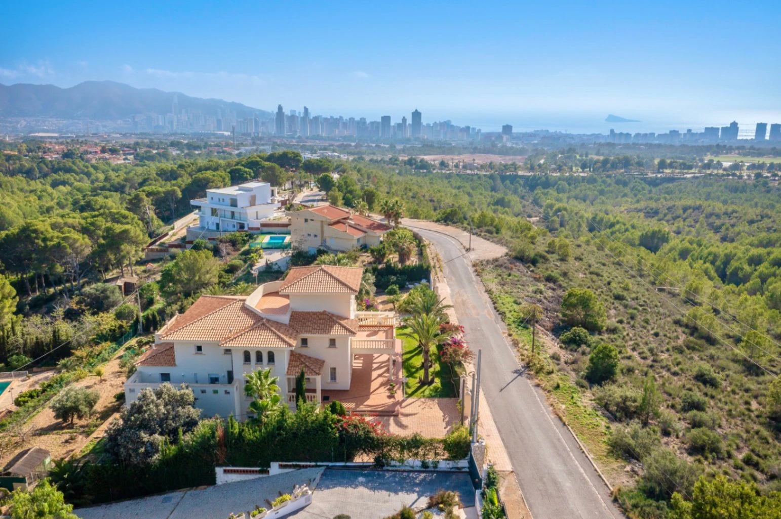Villa for sale in Benidorm with sea Views and large Plot