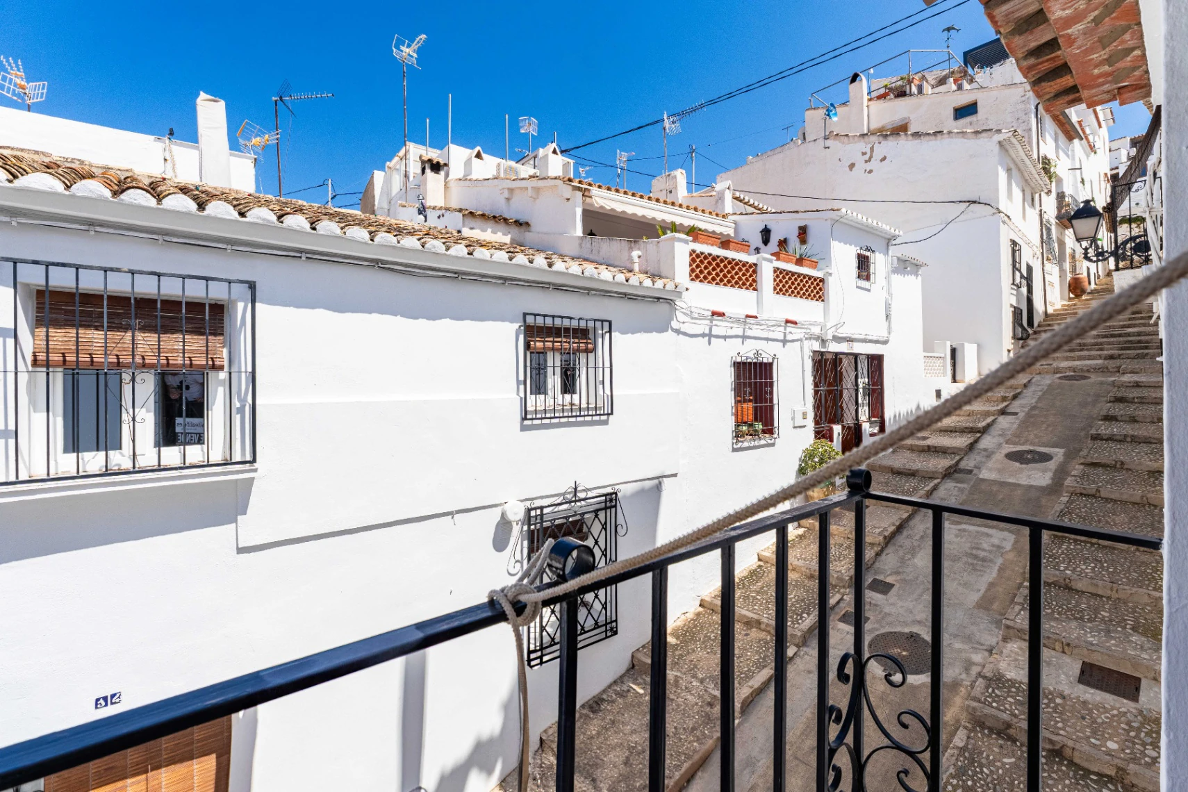 Echtes Stadthaus mit Terrasse, Meer- und Bergblick zu verkaufen in Altea