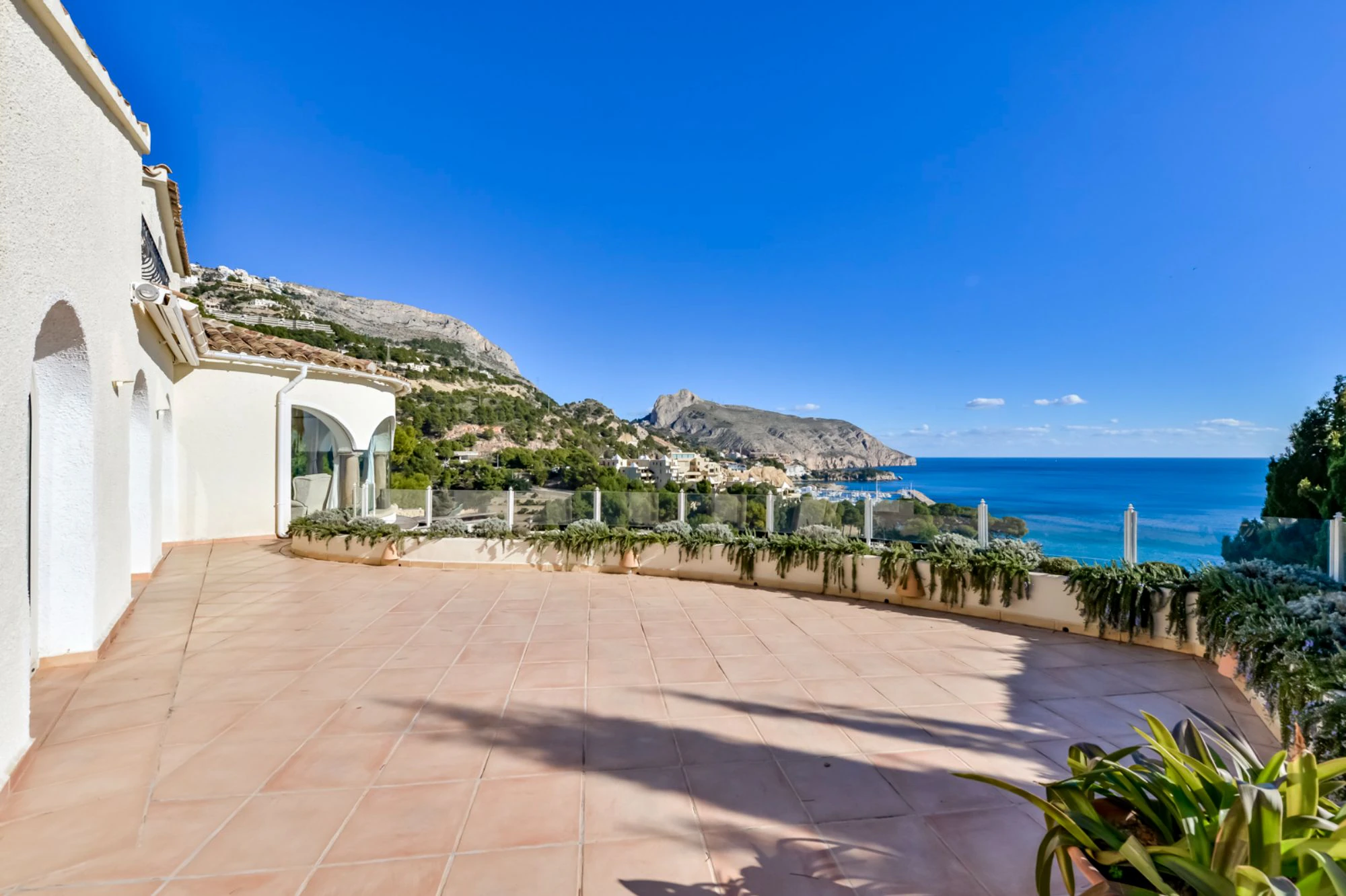 ELEGANCKA WILLA W STYLU HISZPAŃSKIM NA SPRZEDAŻ W ALTEA Z PANORAMICZNYM WIDOKIEM NA MORZE I APARTAMENTEM DLA GOŚCI W MASCARAT