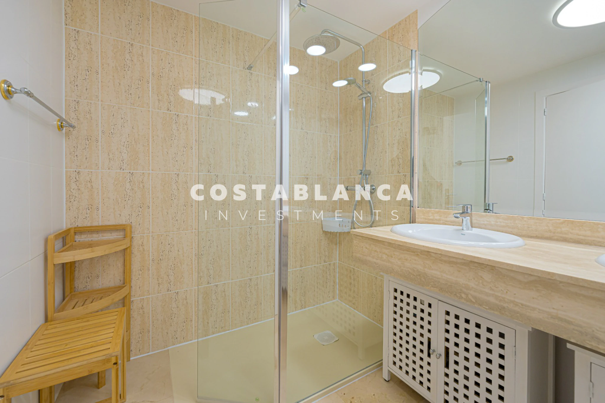 Amplio Apartamento Esquinero con Vistas al Mar y a la Montaña en Venta en Altea La Nova
