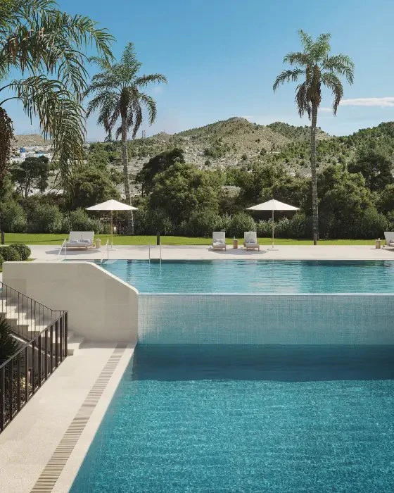 Apartamento en venta en Villajoyosa con terraza y lujosas comodidades junto al mar.