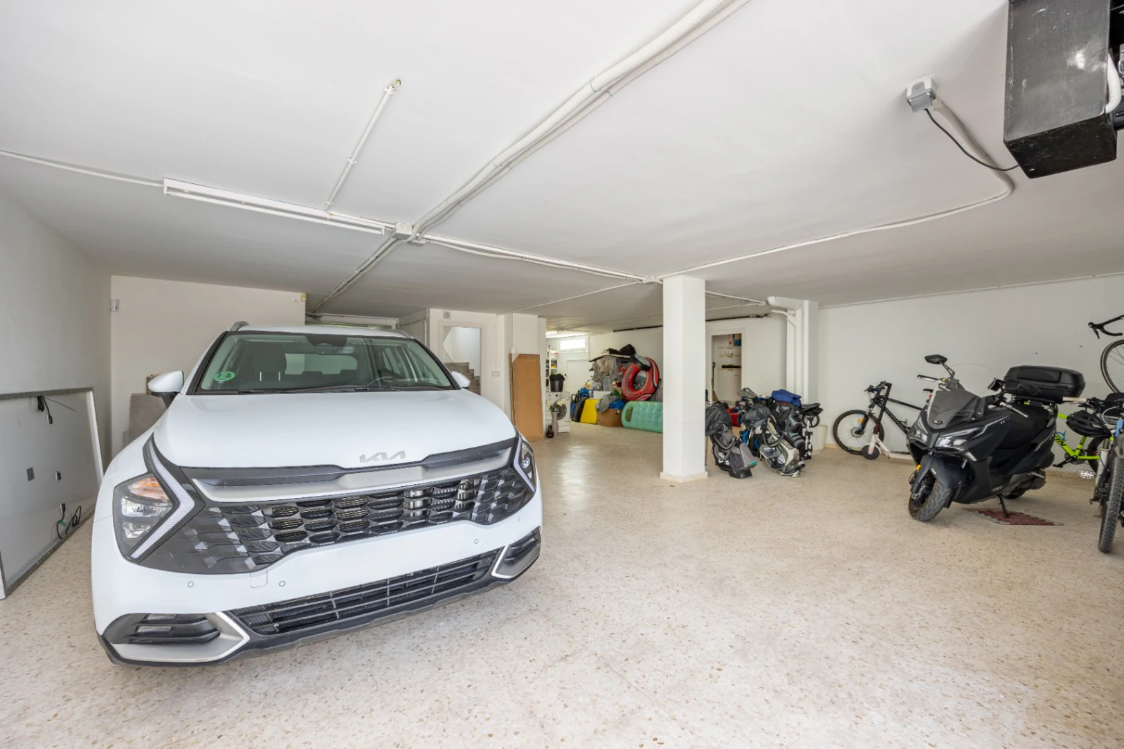 Moderne mediterrane Villa mit Pool, Garten und überdachtem Parkplatz zu verkaufen in Alfaz del Pi