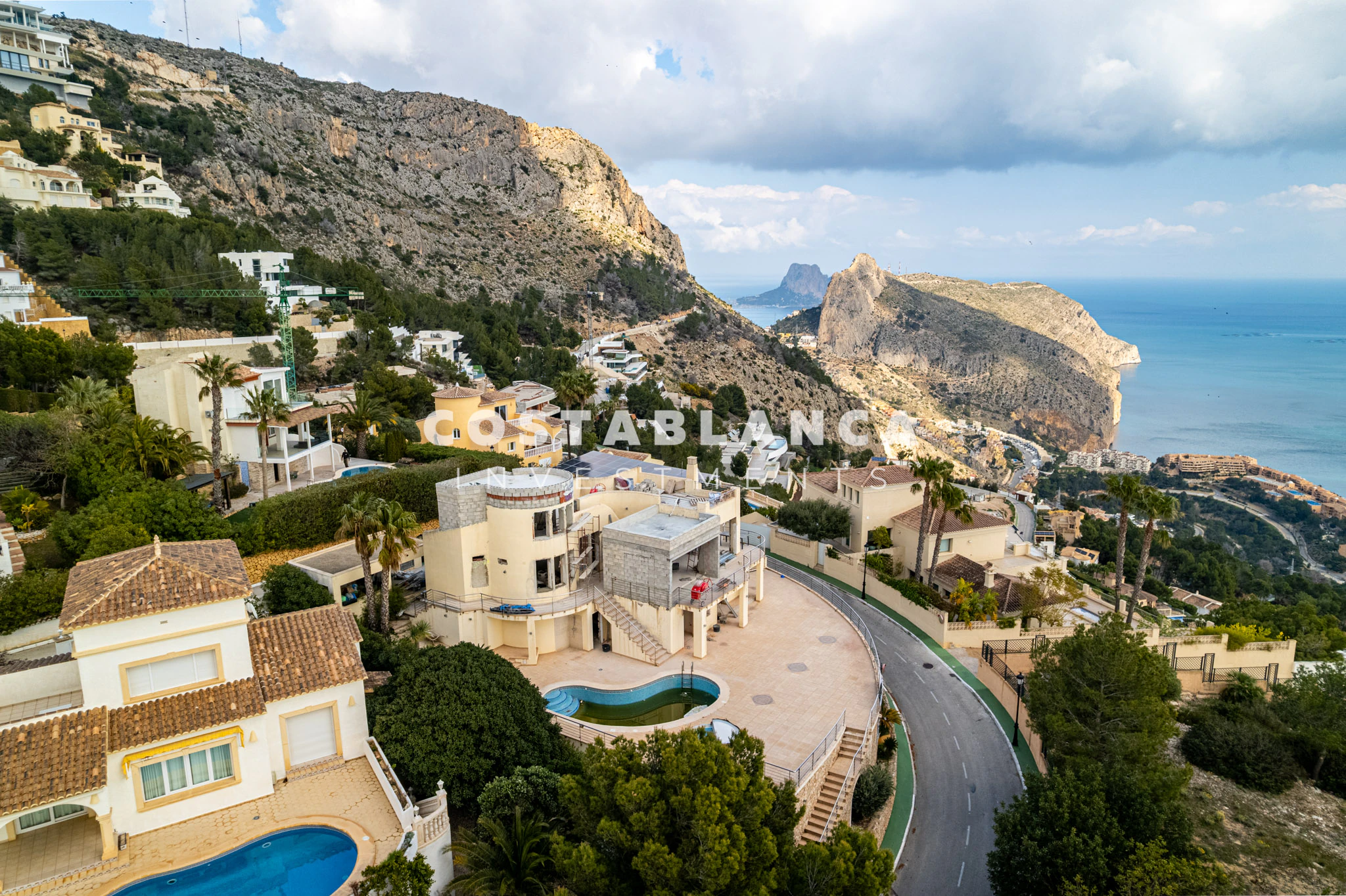 Une villa au style de vie unique avec vue sur la mer et les montagnes à Altea Hills
