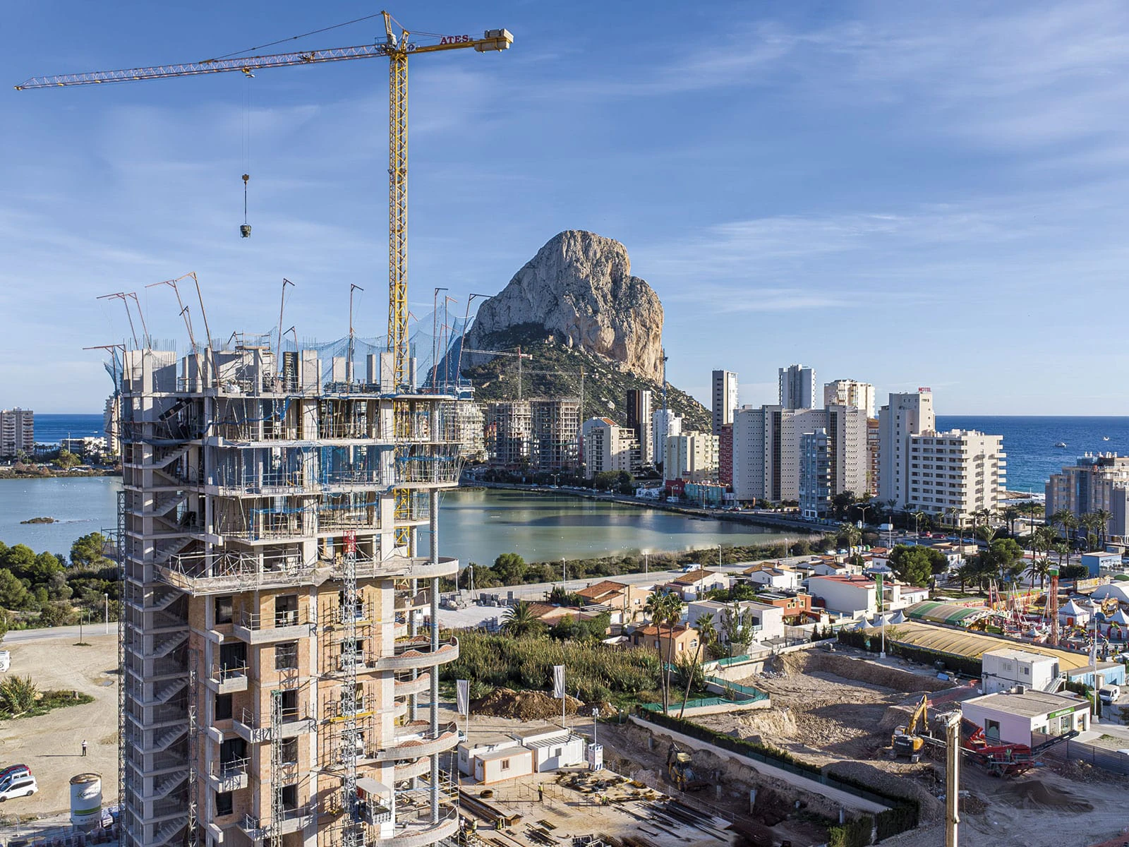 Nowy budynek Nowoczesny apartament na sprzedaż w Calpe z widokiem na morze i góry