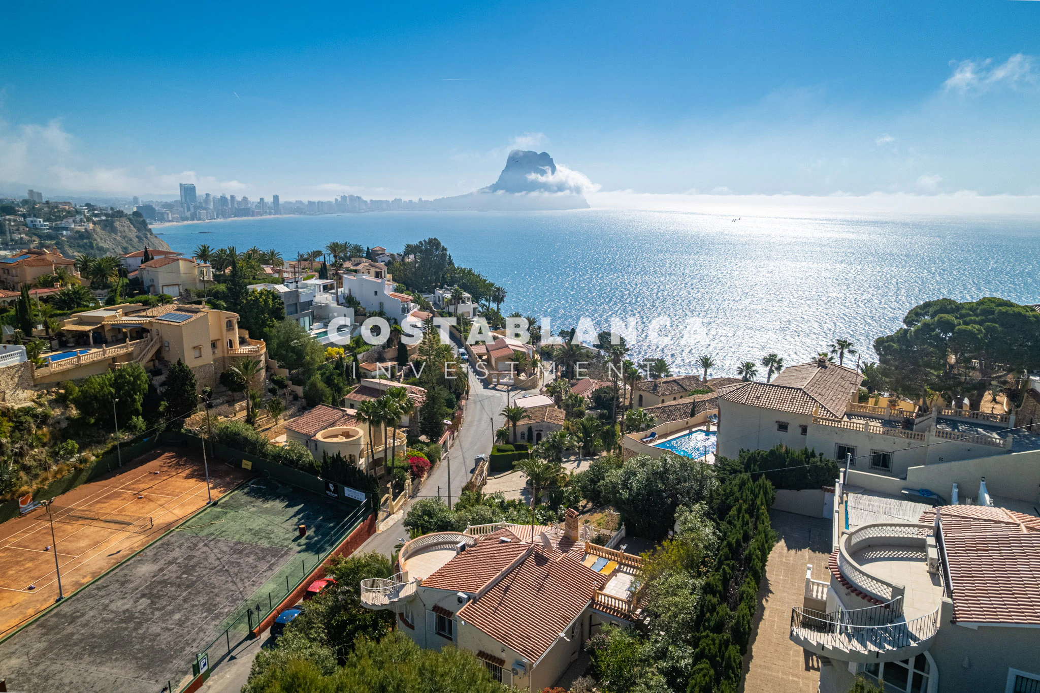 Villa Mediterránea con Vistas Icónicas al Peñón de Ifach y Piscina Privada en venta en Calpe.