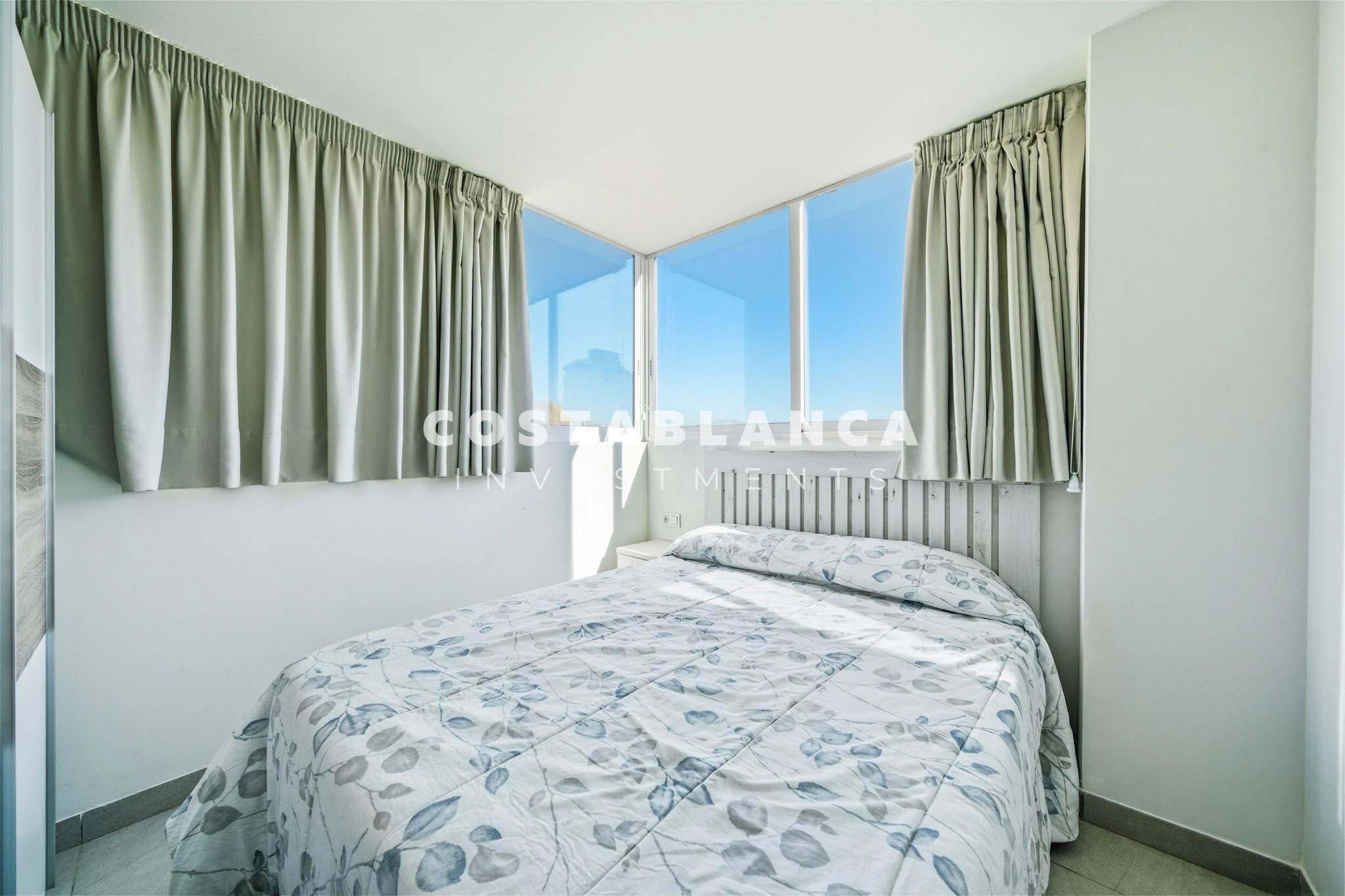 Modern 5th Floor Apartment with Pools, Sauna and Jacuzzi for sale in Finestrat