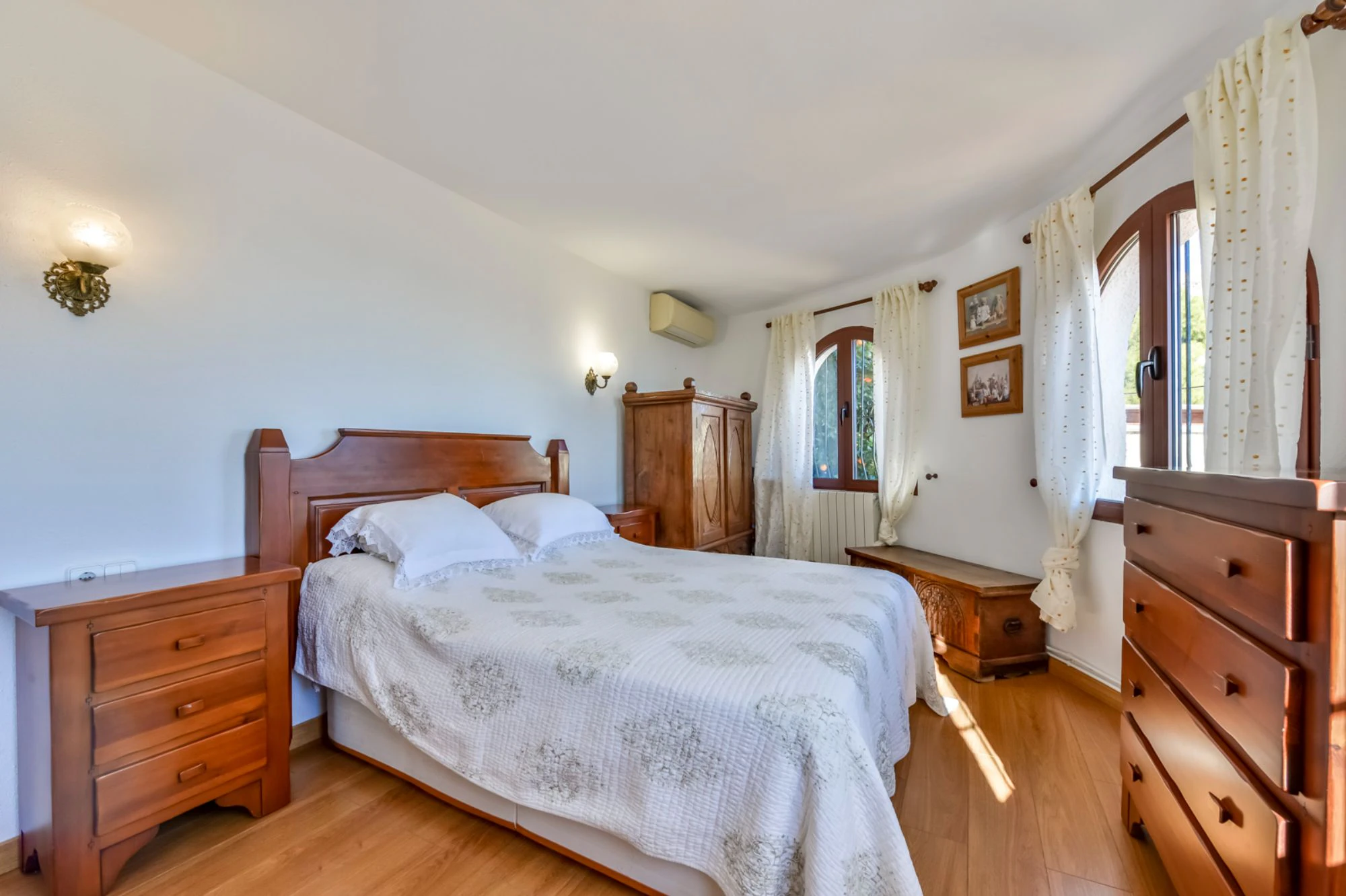 ELEGANCKA WILLA W STYLU HISZPAŃSKIM NA SPRZEDAŻ W ALTEA Z PANORAMICZNYM WIDOKIEM NA MORZE I APARTAMENTEM DLA GOŚCI W MASCARAT