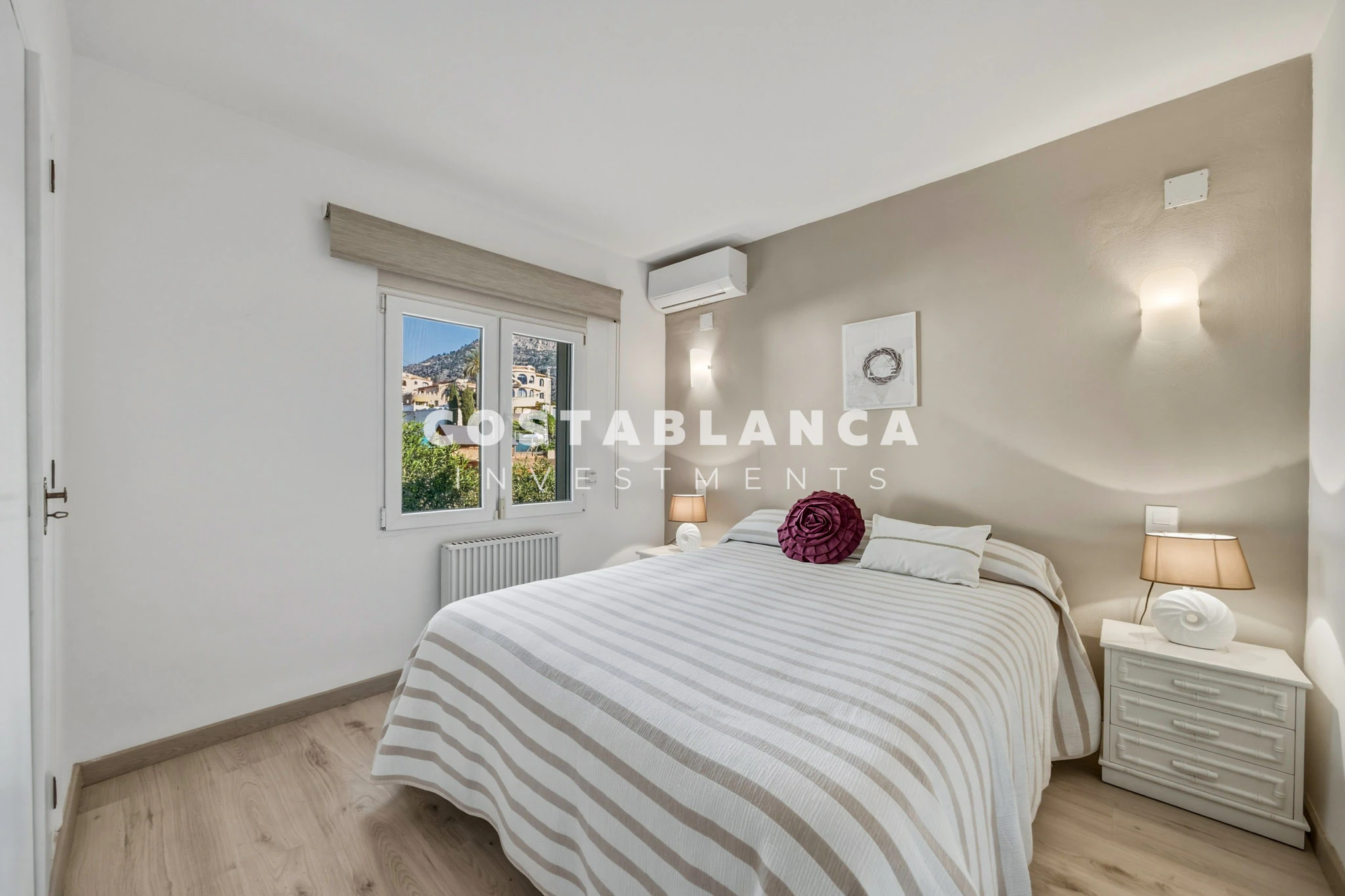 Villa Mediterránea con Vistas Icónicas al Peñón de Ifach y Piscina Privada en venta en Calpe.