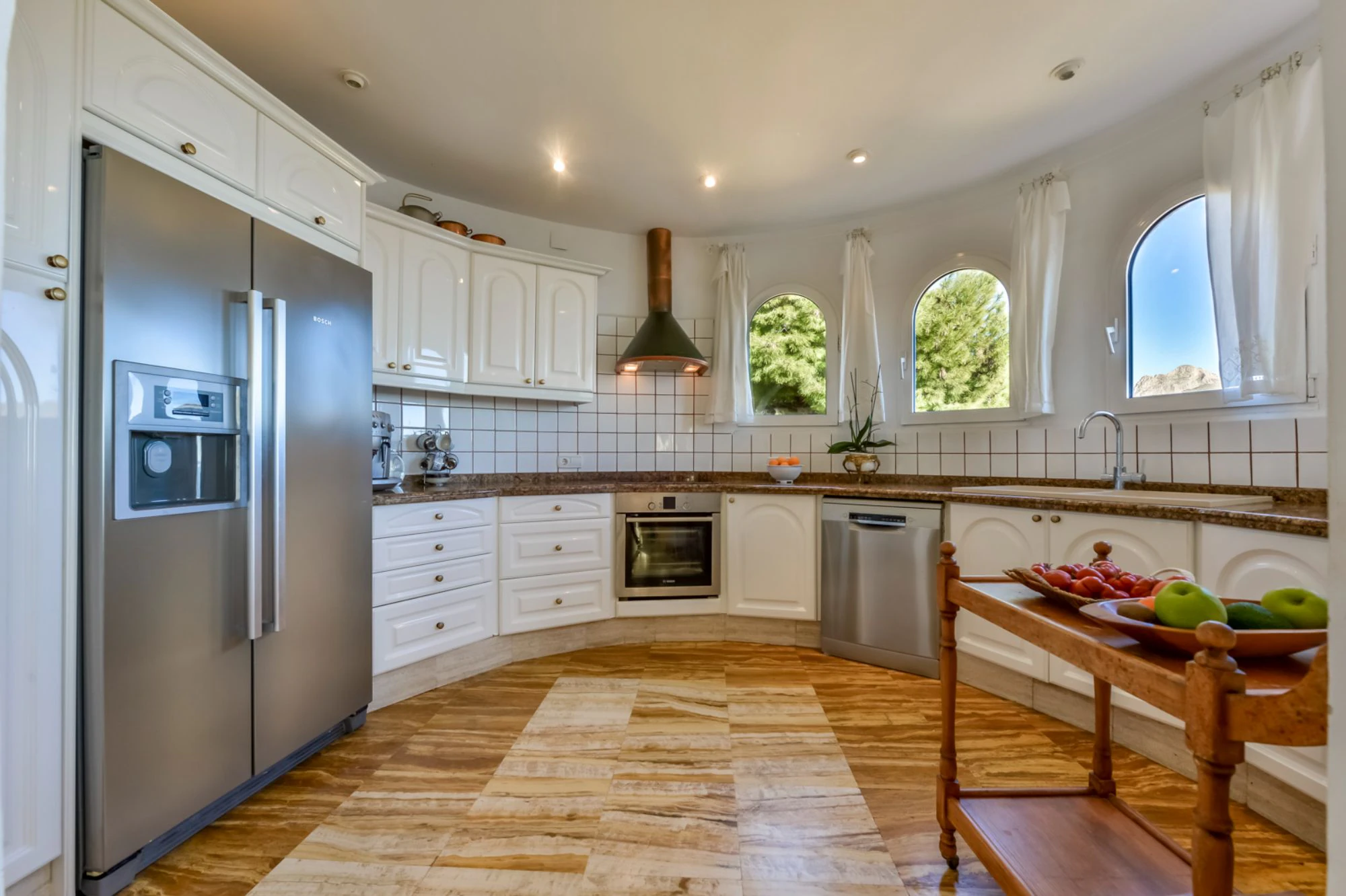 ELEGANCKA WILLA W STYLU HISZPAŃSKIM NA SPRZEDAŻ W ALTEA Z PANORAMICZNYM WIDOKIEM NA MORZE I APARTAMENTEM DLA GOŚCI W MASCARAT