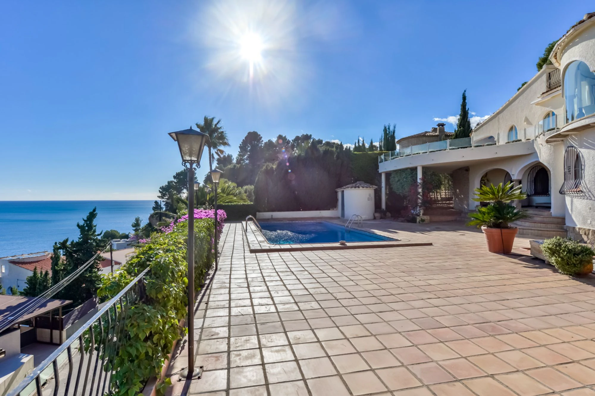 ELEGANCKA WILLA W STYLU HISZPAŃSKIM NA SPRZEDAŻ W ALTEA Z PANORAMICZNYM WIDOKIEM NA MORZE I APARTAMENTEM DLA GOŚCI W MASCARAT