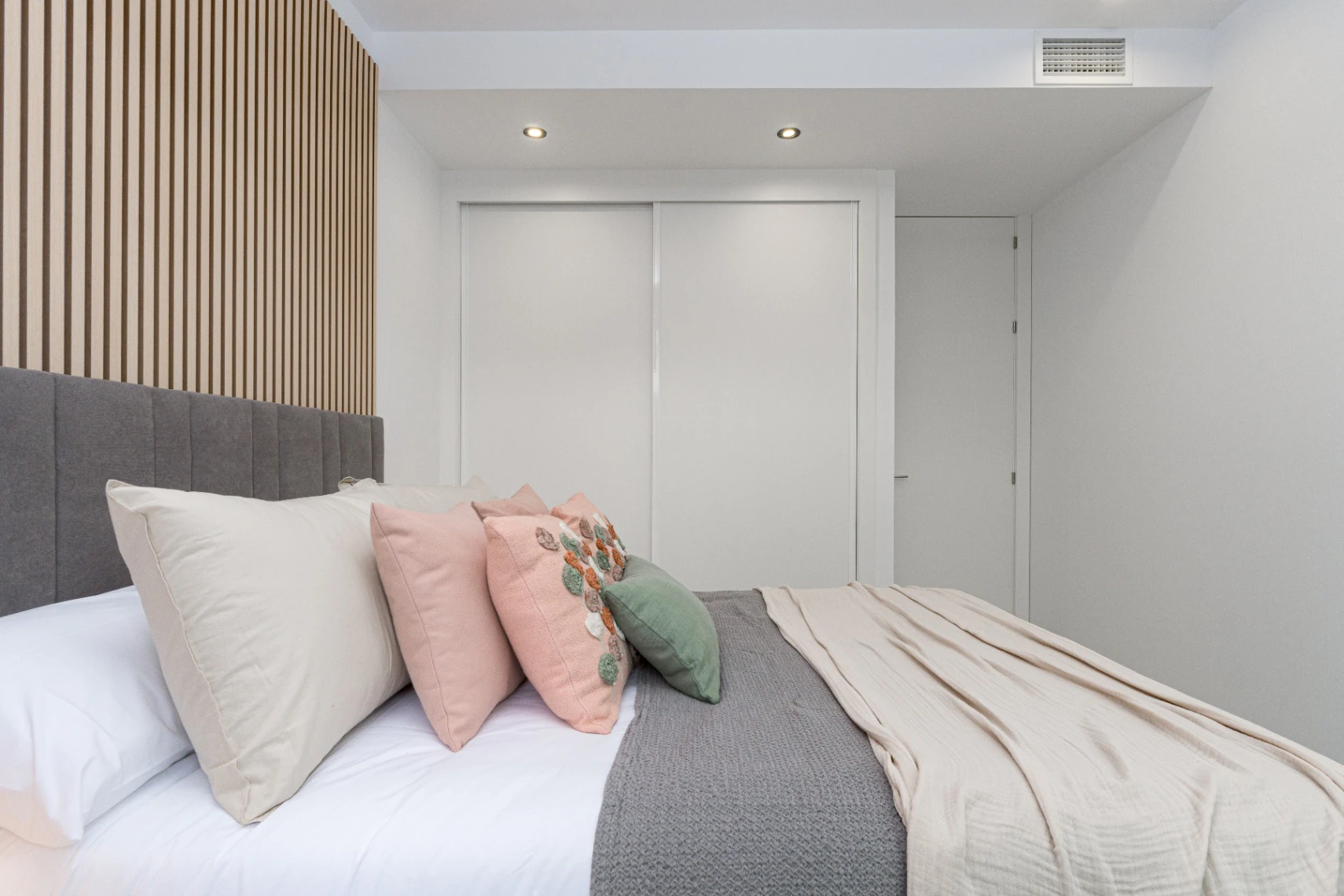 Nowo wybudowany nowoczesny apartament na sprzedaż w Finestrat z basenem bez krawędzi