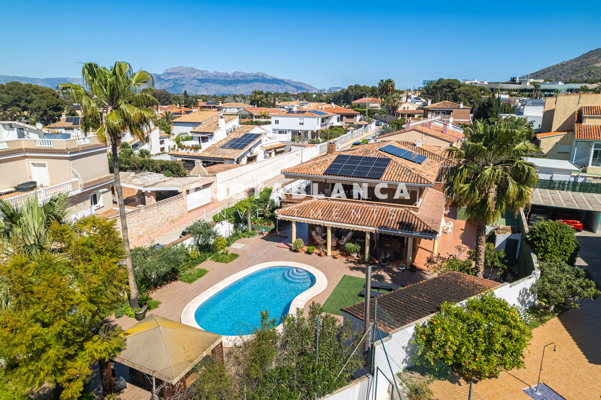Luxuriöse mediterrane Villa zum Verkauf in Benidorm mit Garten, Terrassen und Privatsphäre