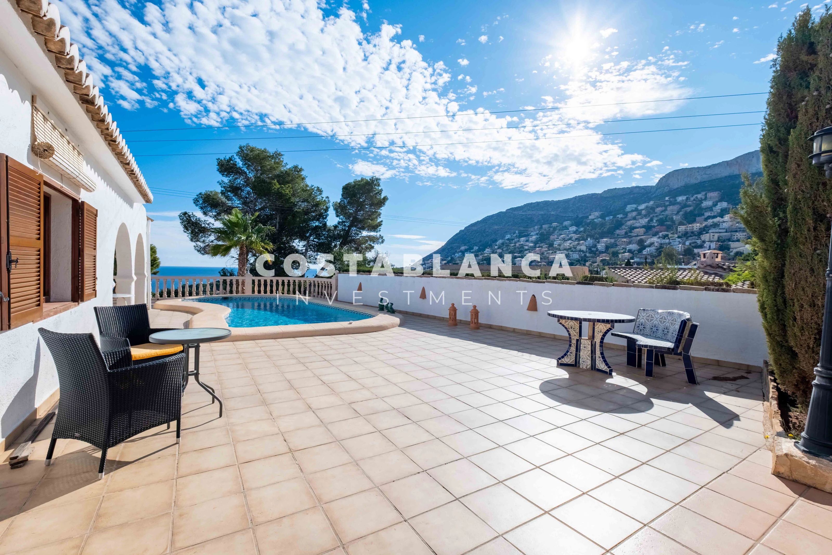 Ruime villa met gastenappartement, uitzicht op zee te koop in Calpe