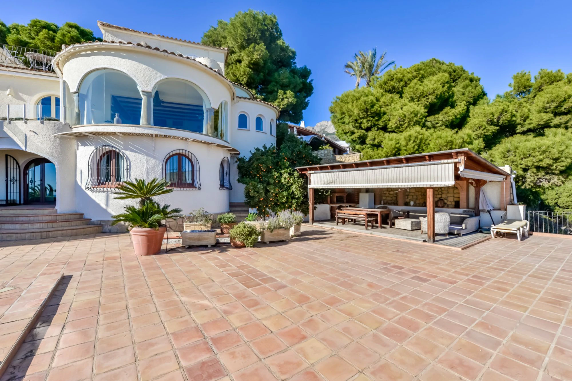 ELEGANCKA WILLA W STYLU HISZPAŃSKIM NA SPRZEDAŻ W ALTEA Z PANORAMICZNYM WIDOKIEM NA MORZE I APARTAMENTEM DLA GOŚCI W MASCARAT