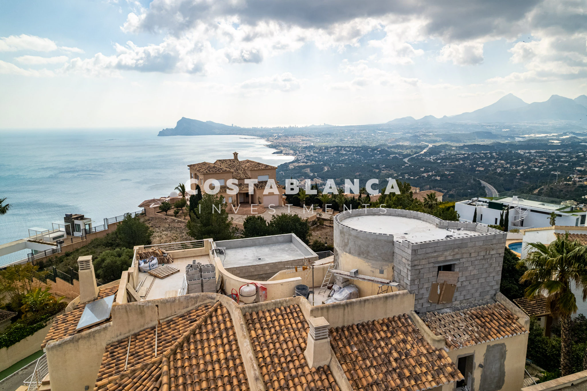 Une villa au style de vie unique avec vue sur la mer et les montagnes à Altea Hills