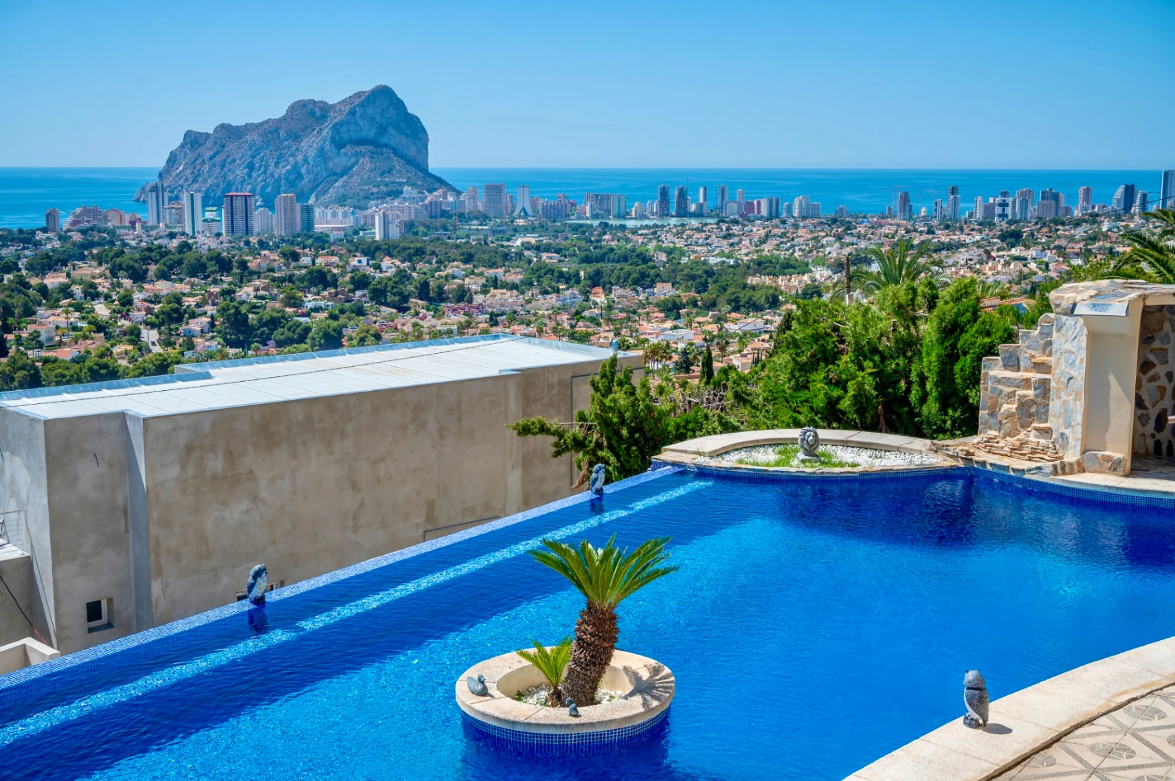STUNNING MEDITERRANEAN VILLA FOR SALE IN CALPE WITH PANORAMIC SEA AND MOUNTAIN VIEWS