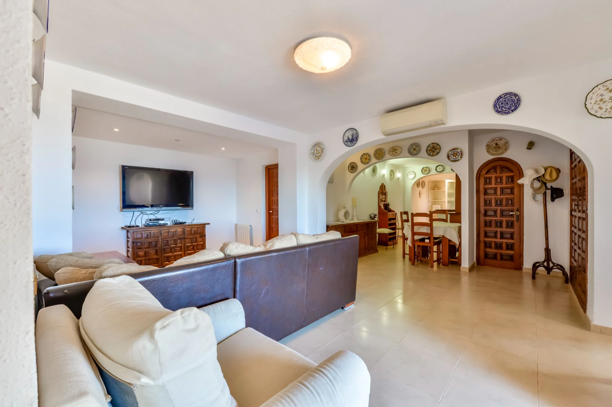ELEGANCKA WILLA W STYLU HISZPAŃSKIM NA SPRZEDAŻ W ALTEA Z PANORAMICZNYM WIDOKIEM NA MORZE I APARTAMENTEM DLA GOŚCI W MASCARAT